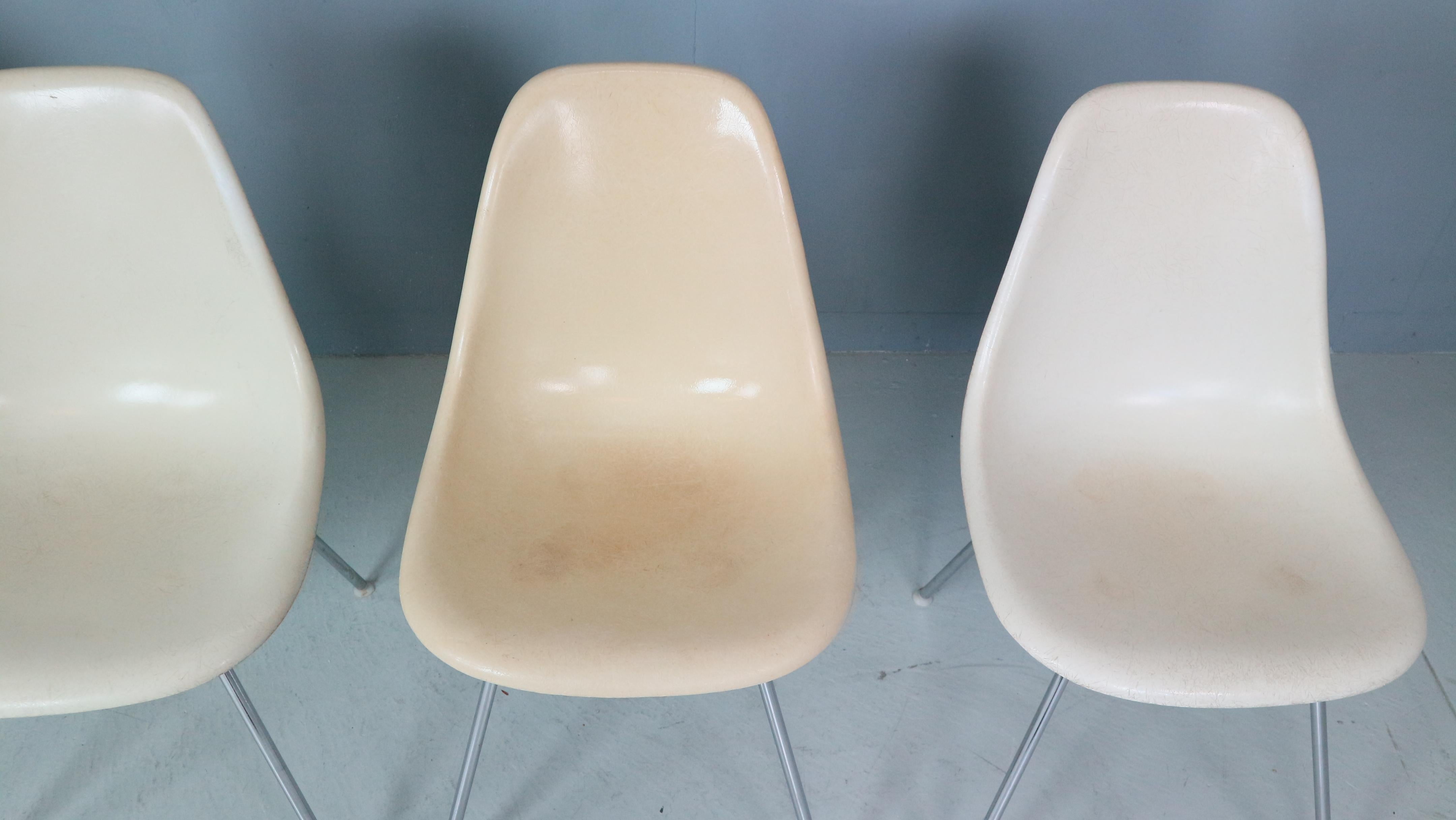 Charles & Ray Eames: 4er-Set weißer „H-Base“-Stühle mit H-Fuß für Herman Miller, 1960 (Metall) im Angebot