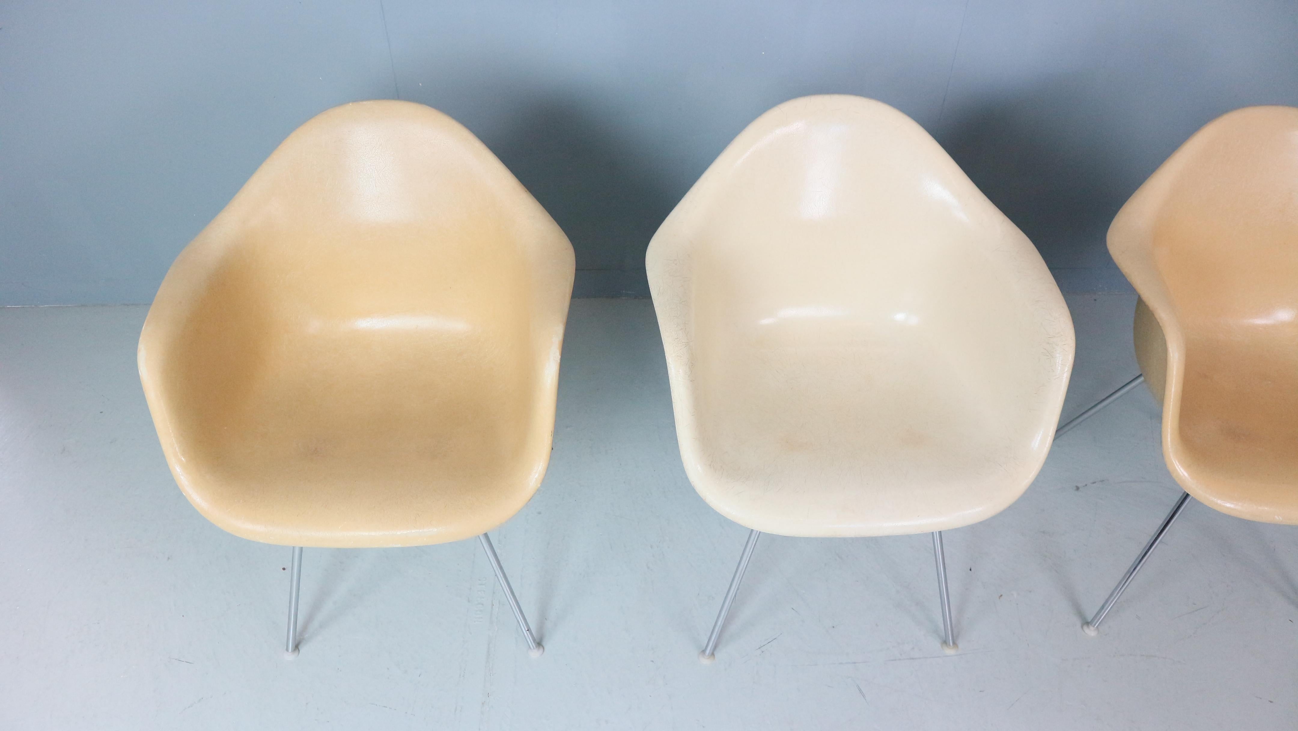 Charles & Ray Eames: 4er-Set weißer „H-Base“-Stühle mit H-Fuß für Herman Miller, 1960 (Metall) im Angebot