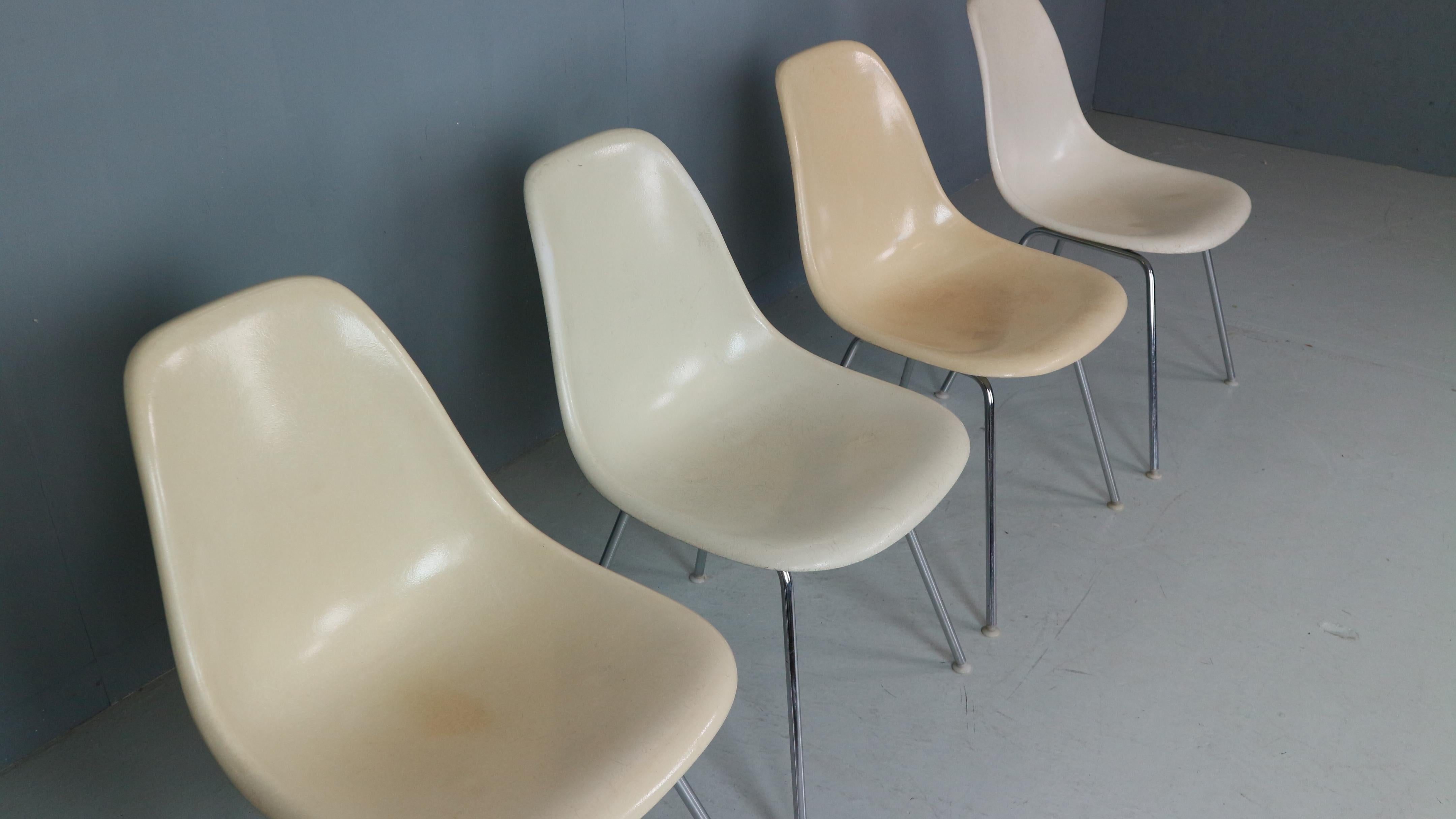 Charles & Ray Eames: 4er-Set weißer „H-Base“-Stühle mit H-Fuß für Herman Miller, 1960 im Angebot 1