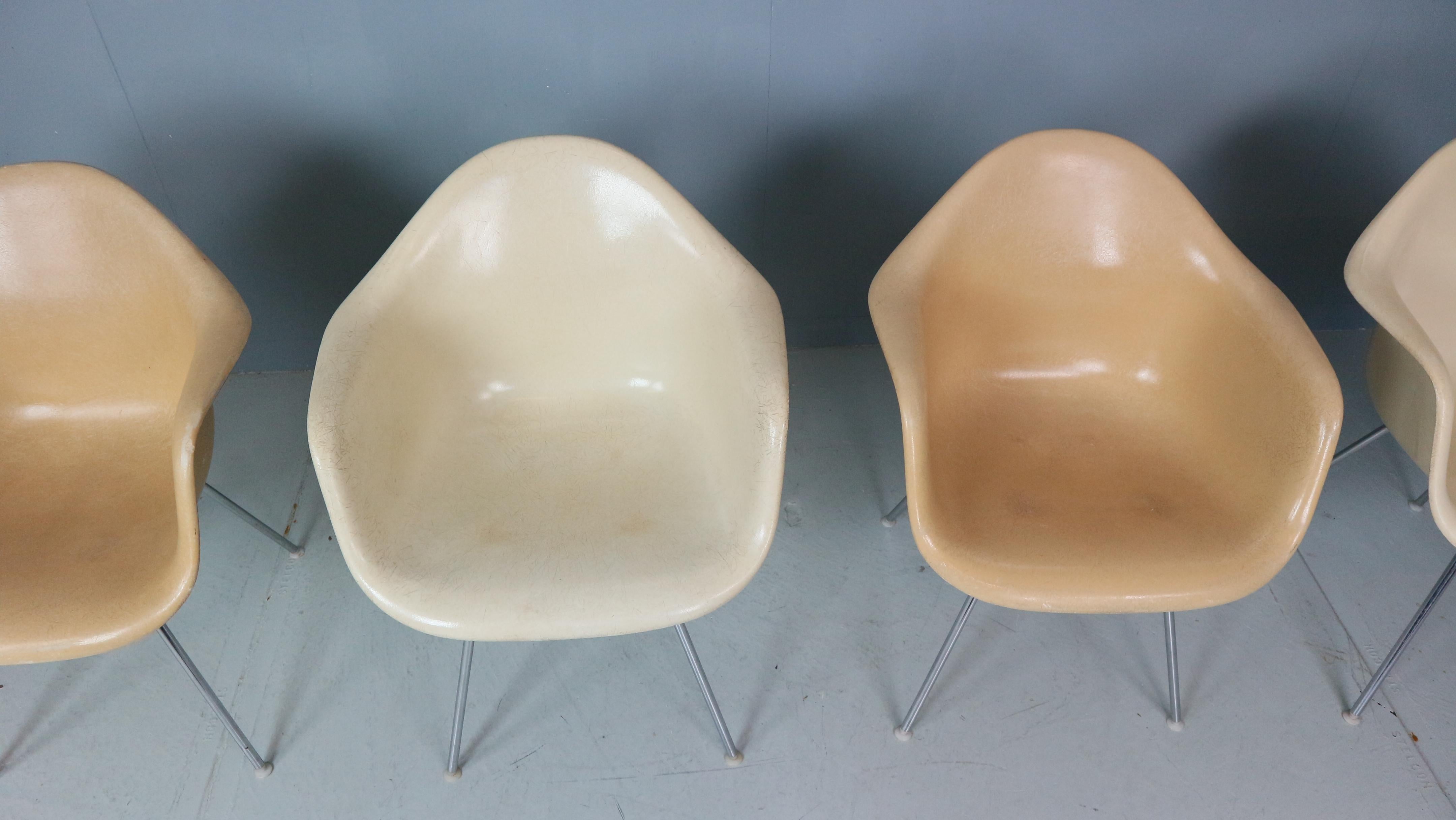 Charles & Ray Eames: 4er-Set weißer „H-Base“-Stühle mit H-Fuß für Herman Miller, 1960 im Angebot 1
