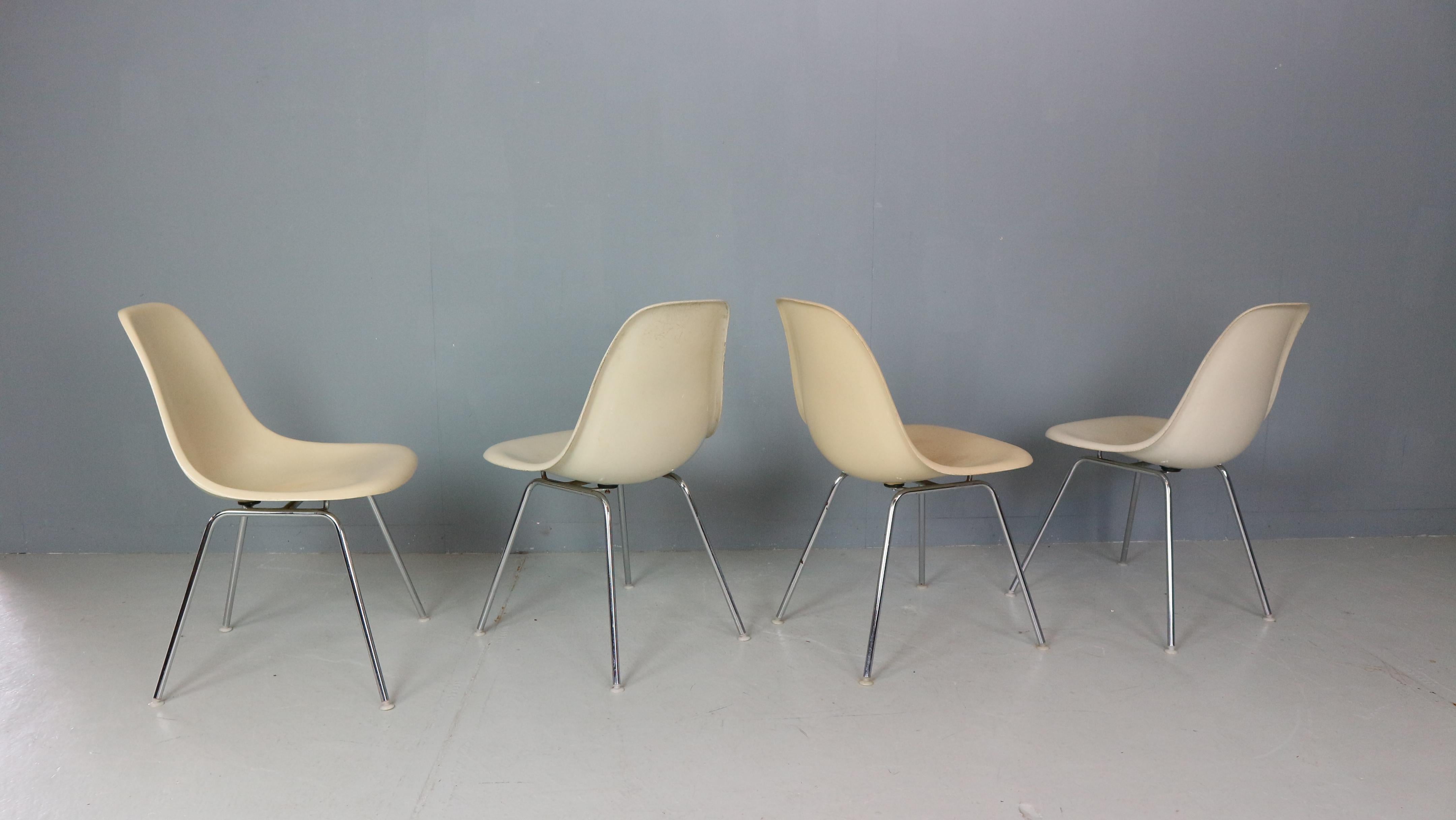 Charles & Ray Eames: 4er-Set weißer „H-Base“-Stühle mit H-Fuß für Herman Miller, 1960 im Angebot 2