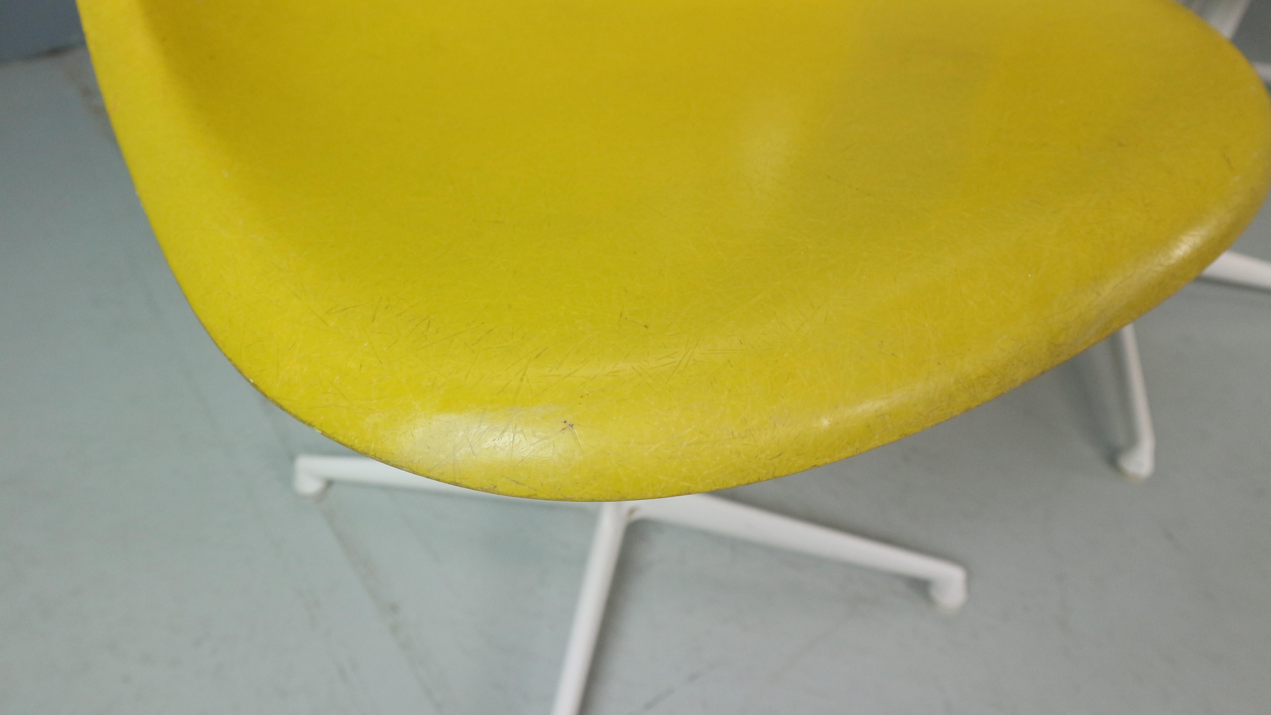 Charles & Ray Eames: 4er-Set gelbe „La Fonda“-Stühle für Herman Miller, 1960 im Angebot 3