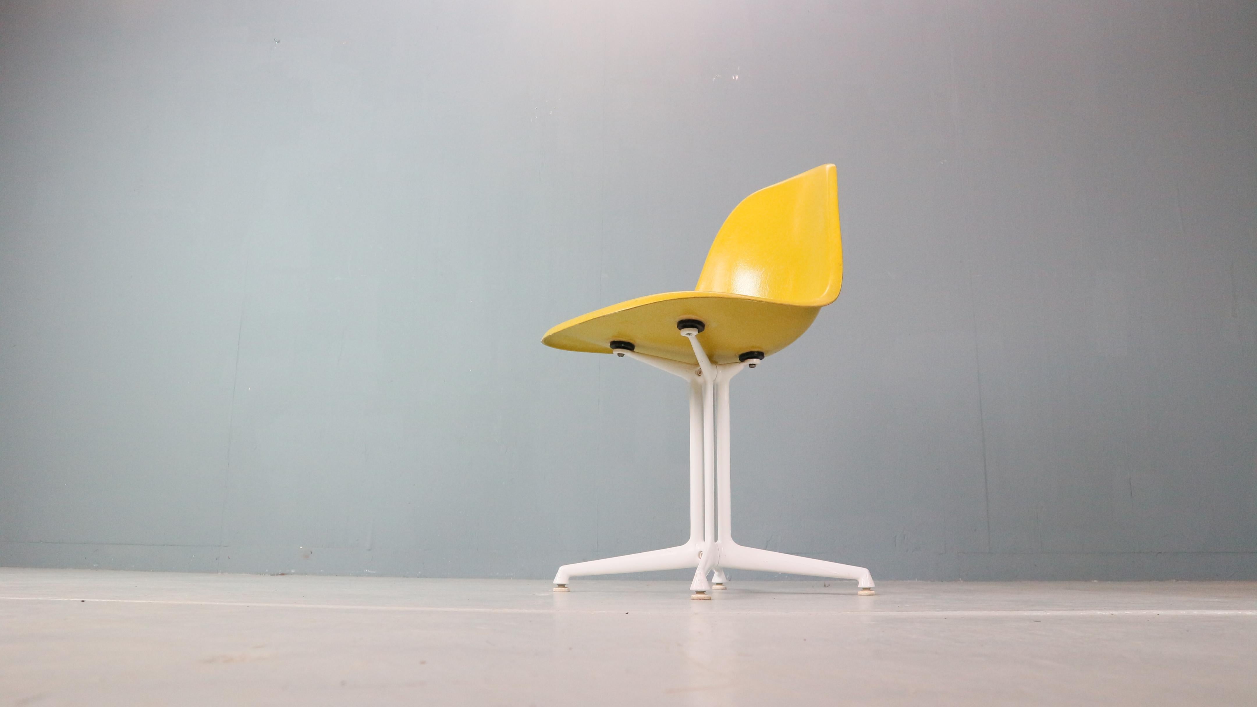 Charles & Ray Eames: 4er-Set gelbe „La Fonda“-Stühle für Herman Miller, 1960 im Angebot 4