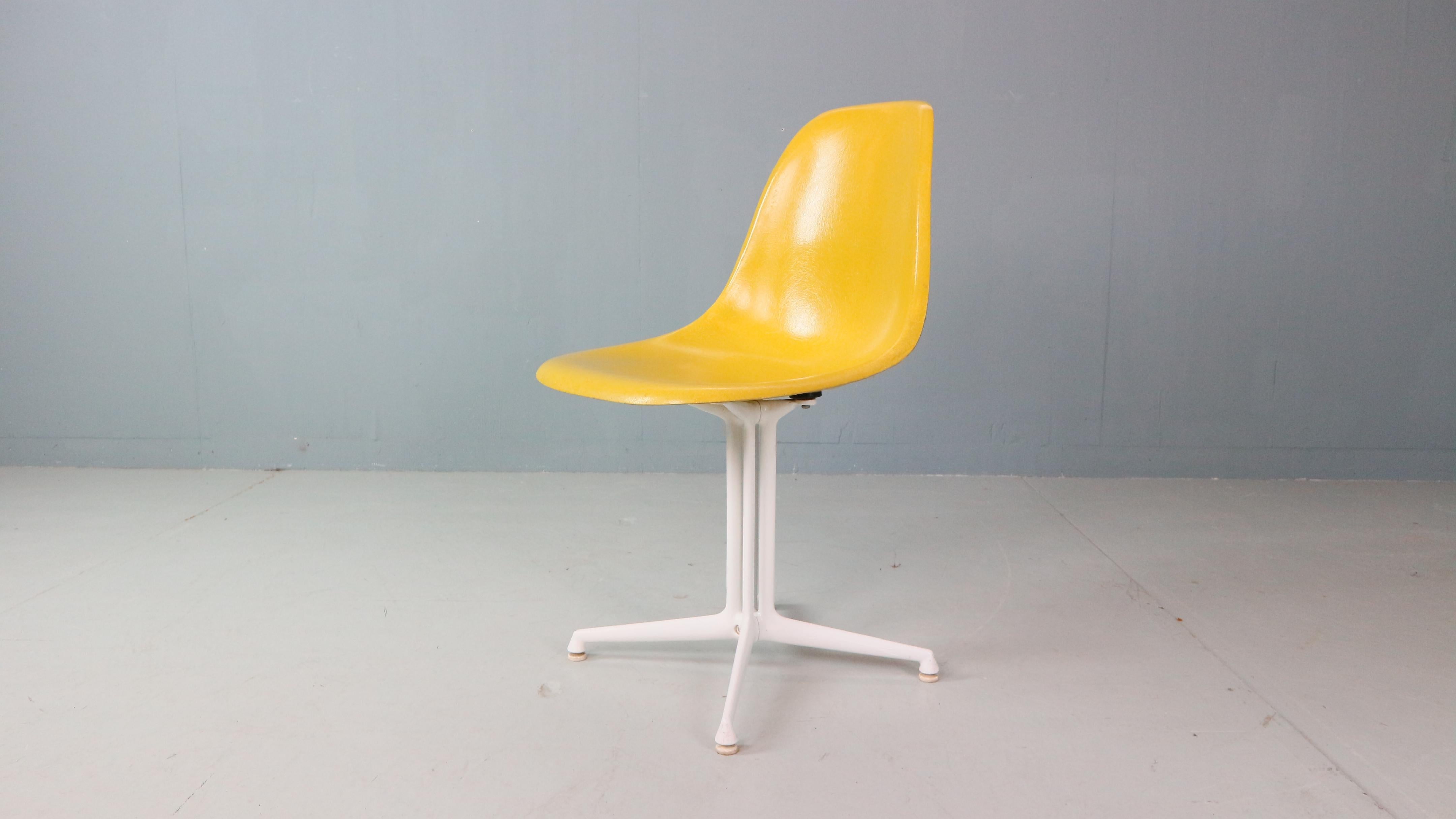 Charles & Ray Eames: 4er-Set gelbe „La Fonda“-Stühle für Herman Miller, 1960 im Angebot 5