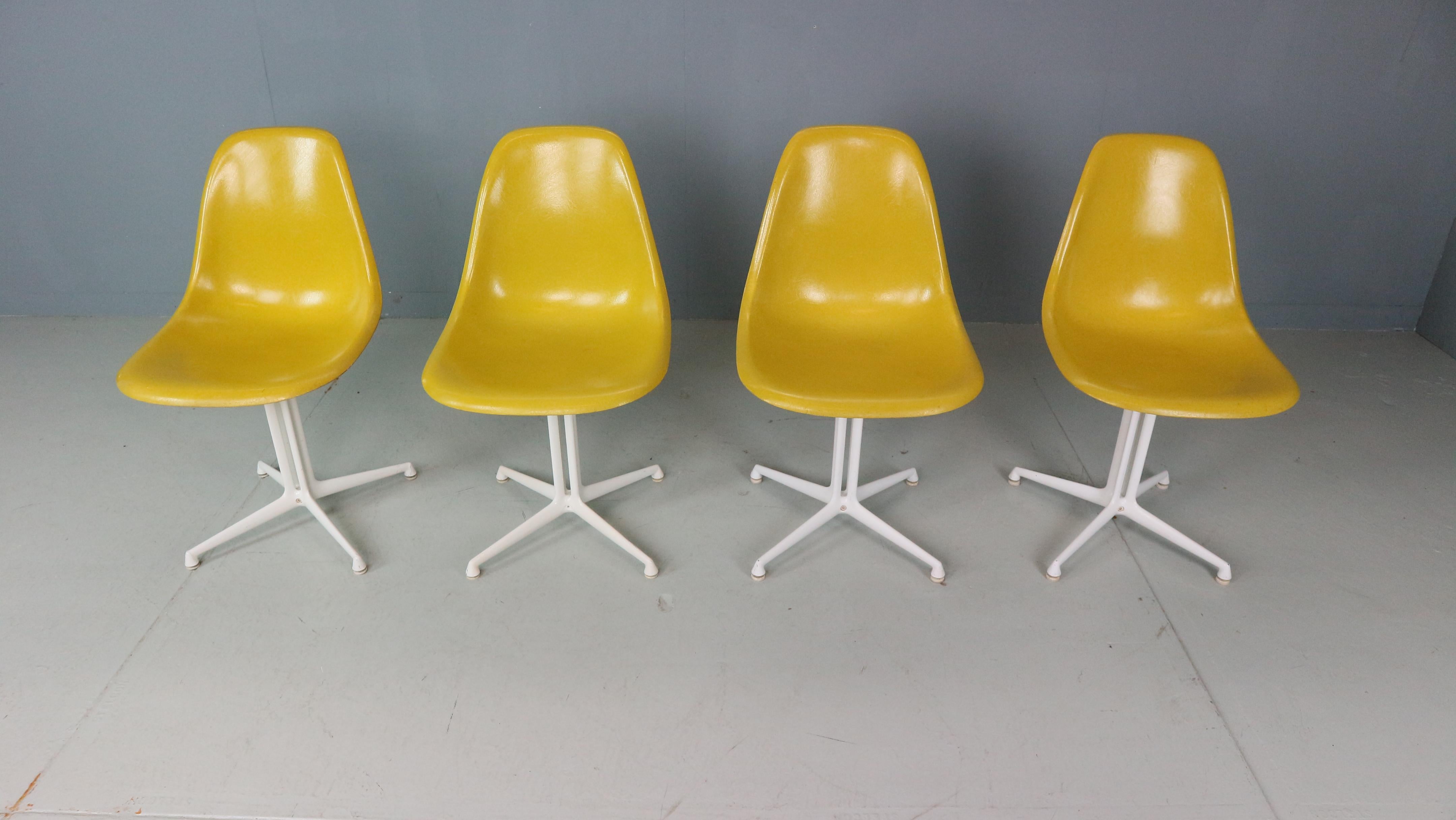 Charles & Ray Eames: 4er-Set gelbe „La Fonda“-Stühle für Herman Miller, 1960 (Mitte des 20. Jahrhunderts) im Angebot