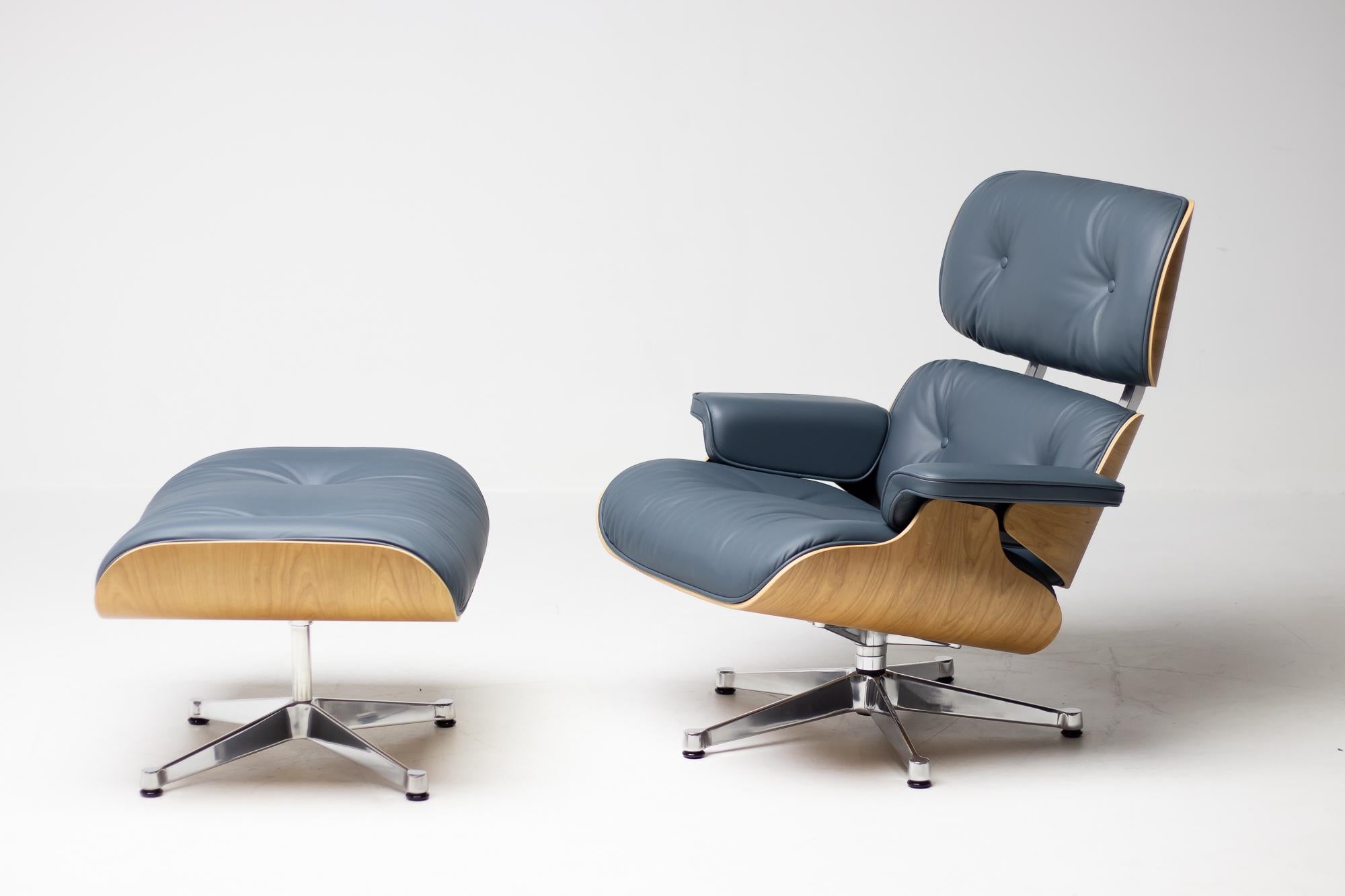 Beautiful lounge chair and ottoman designed by Charles and Ray Eames and manufactured in 2021 by Vitra.
Special edition in smoke blue leather with American Cherry shells and full polished aluminum frame.
Marked with label.