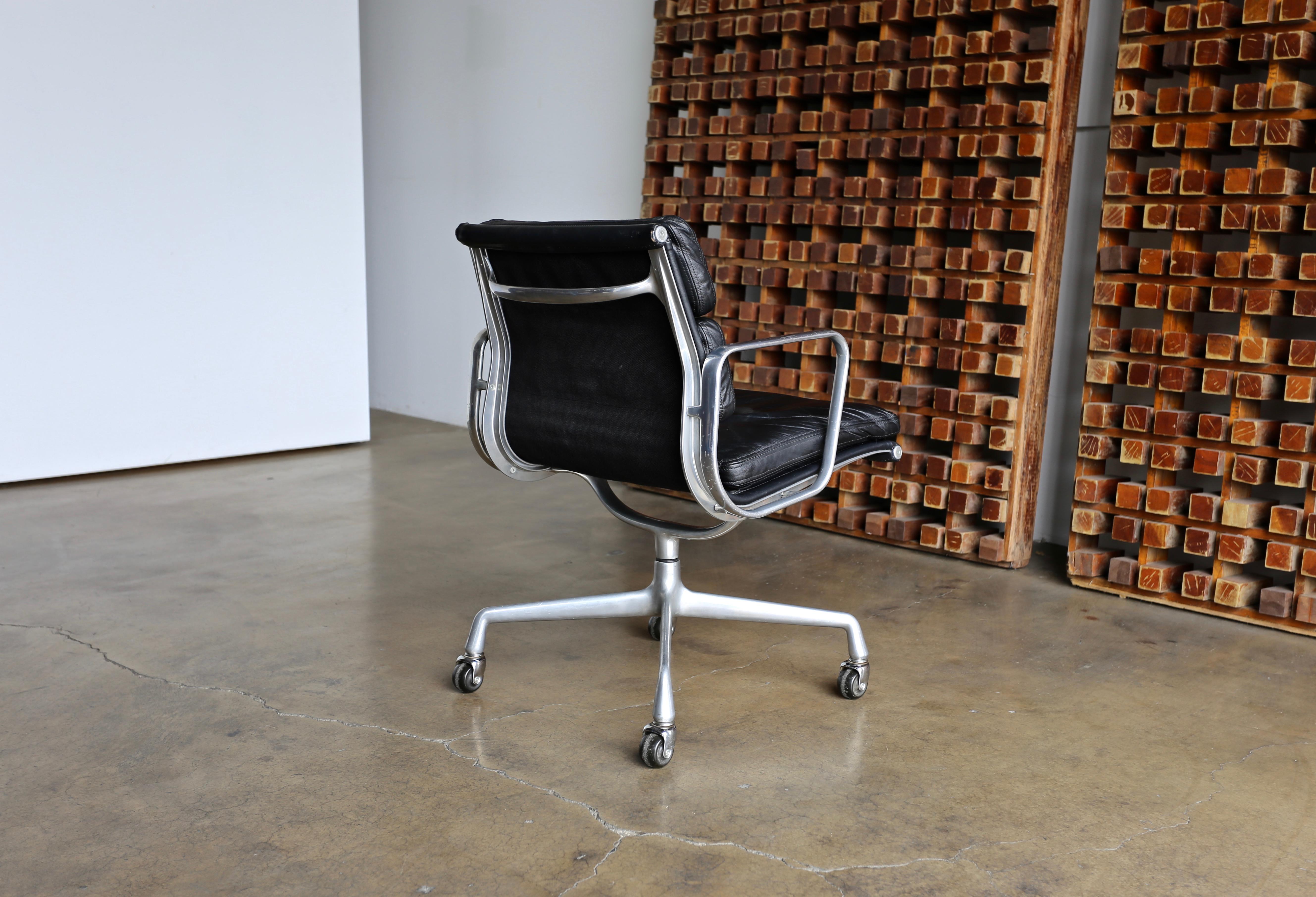 Charles & Ray Eames Soft Pad Management Chair for Herman Miller, circa 1960 2