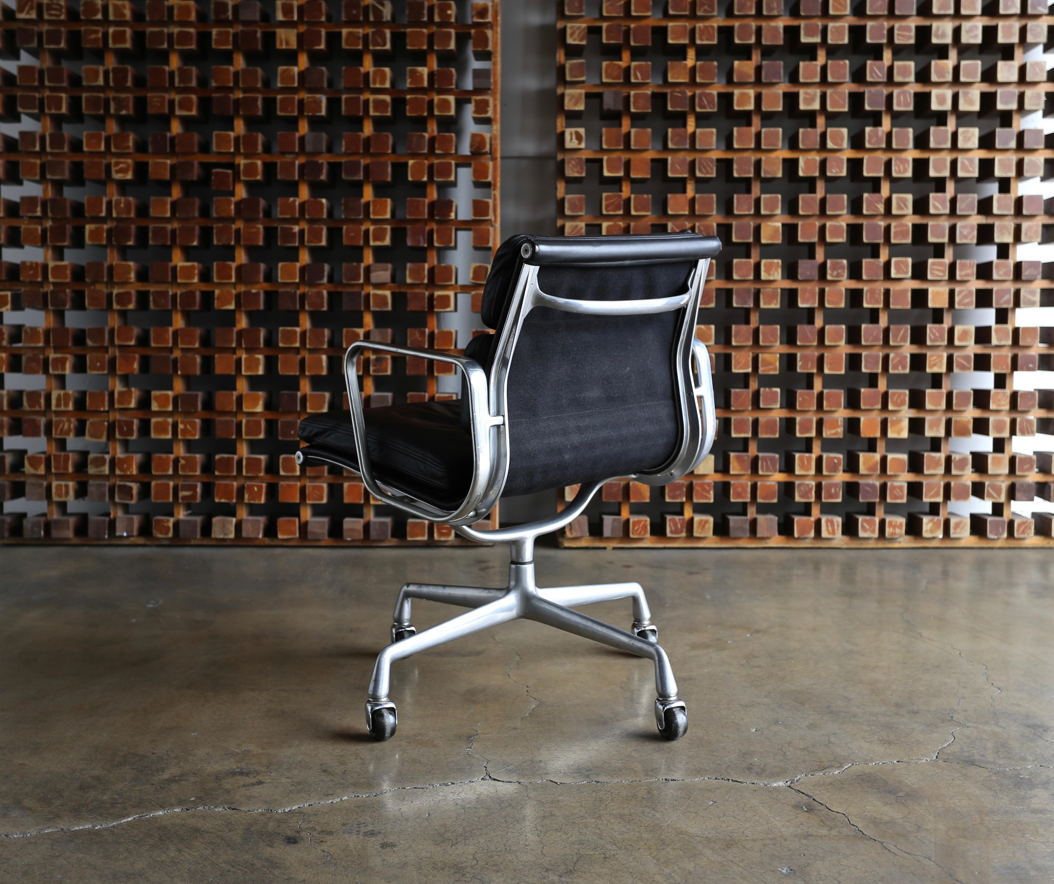 Mid-Century Modern Charles & Ray Eames Soft Pad Management Chair for Herman Miller, circa 1960