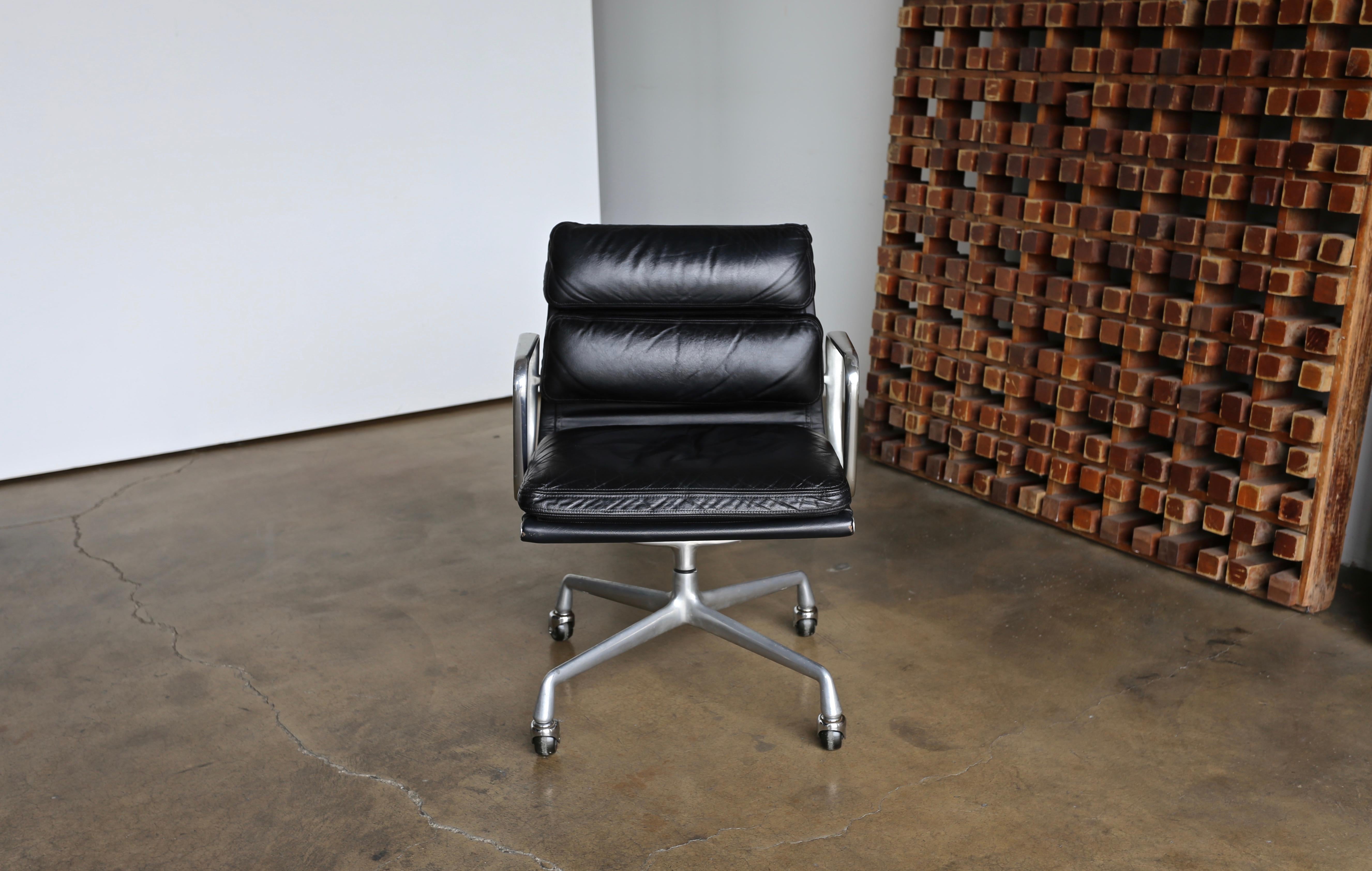 American Charles & Ray Eames Soft Pad Management Chair for Herman Miller, circa 1960