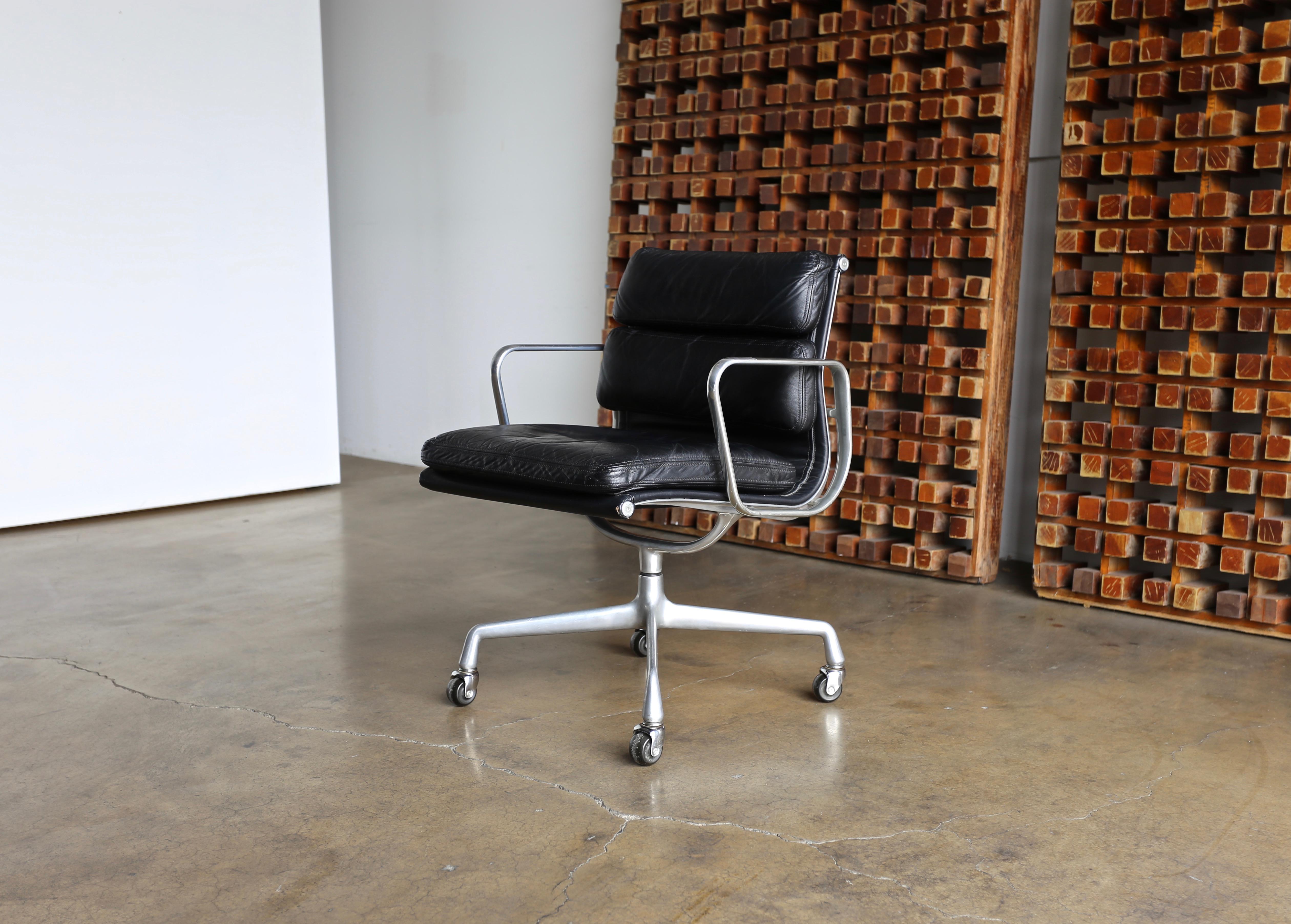 Aluminum Charles & Ray Eames Soft Pad Management Chair for Herman Miller, circa 1960