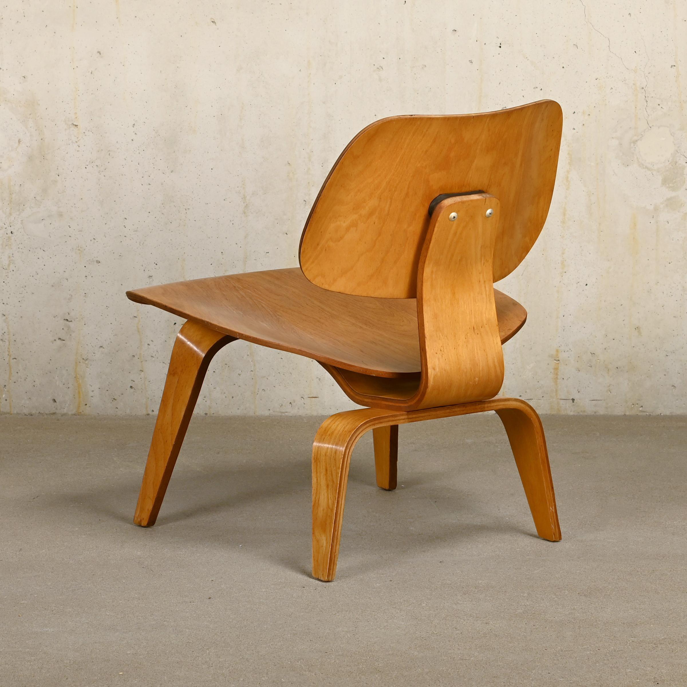 Mid-Century Modern Charles & Ray Eames vintage LCW Lounge Chair in Ash Plywood for Herman Miller