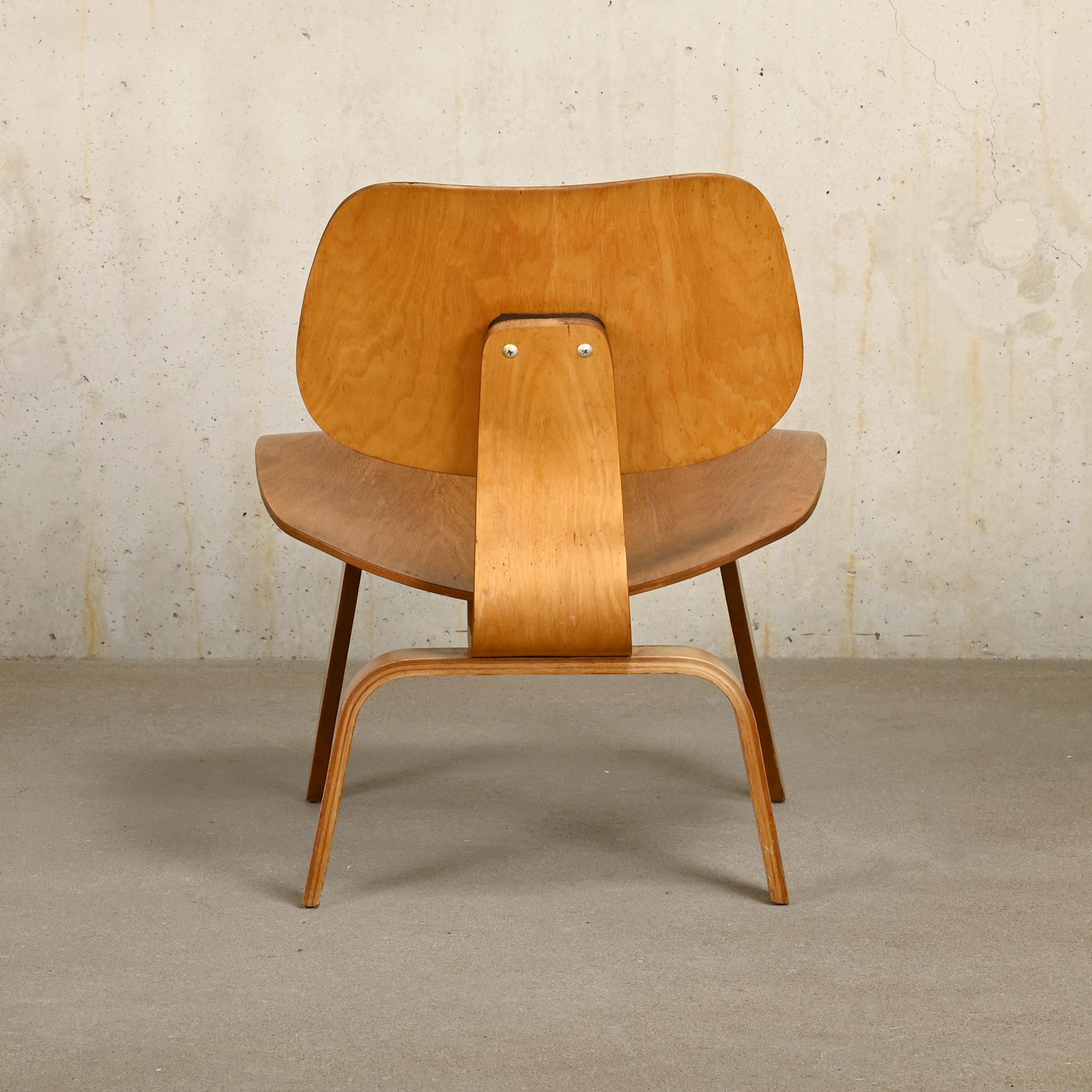 American Charles & Ray Eames vintage LCW Lounge Chair in Ash Plywood for Herman Miller