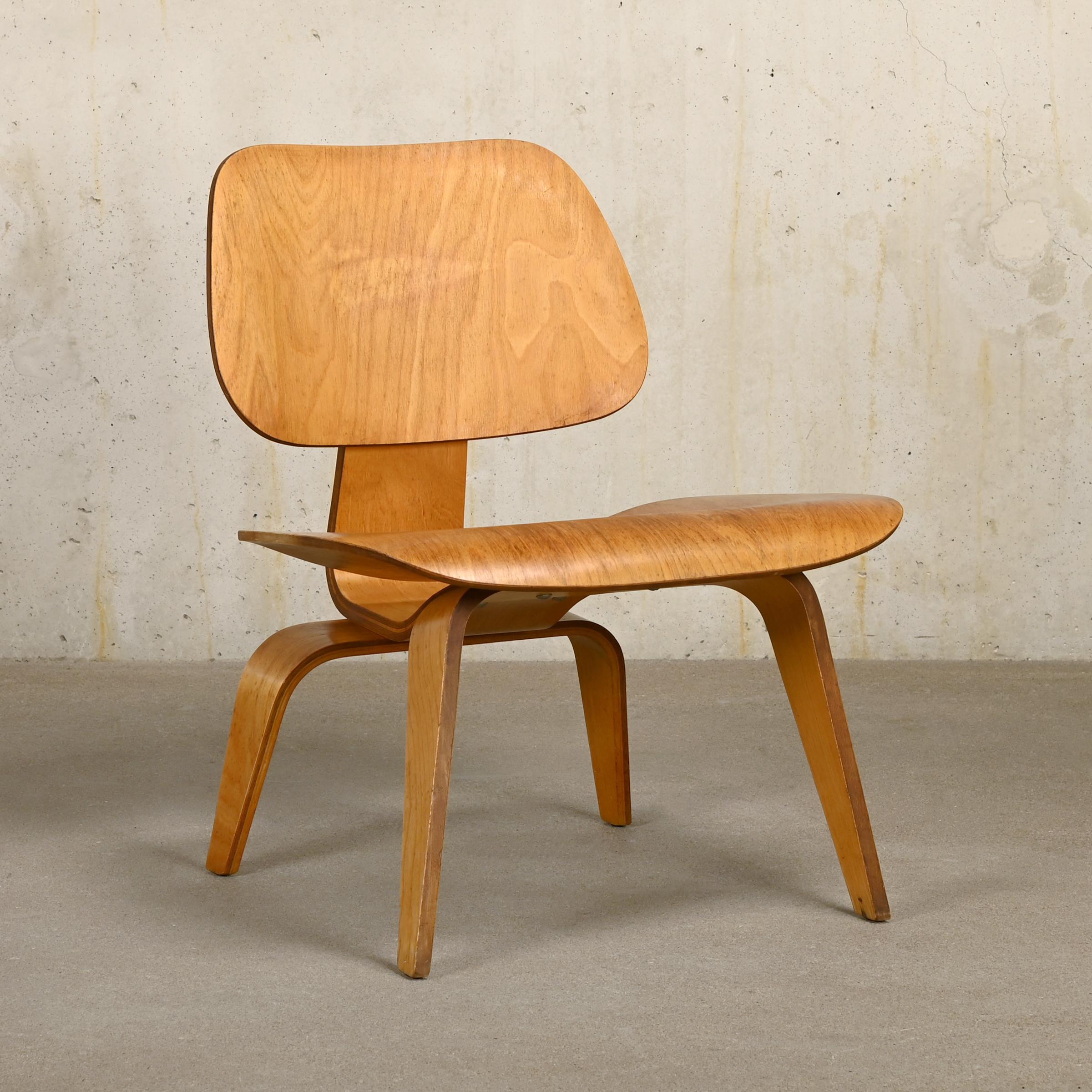 Charles & Ray Eames vintage LCW Lounge Chair in Ash Plywood for Herman Miller In Good Condition In Amsterdam, NL