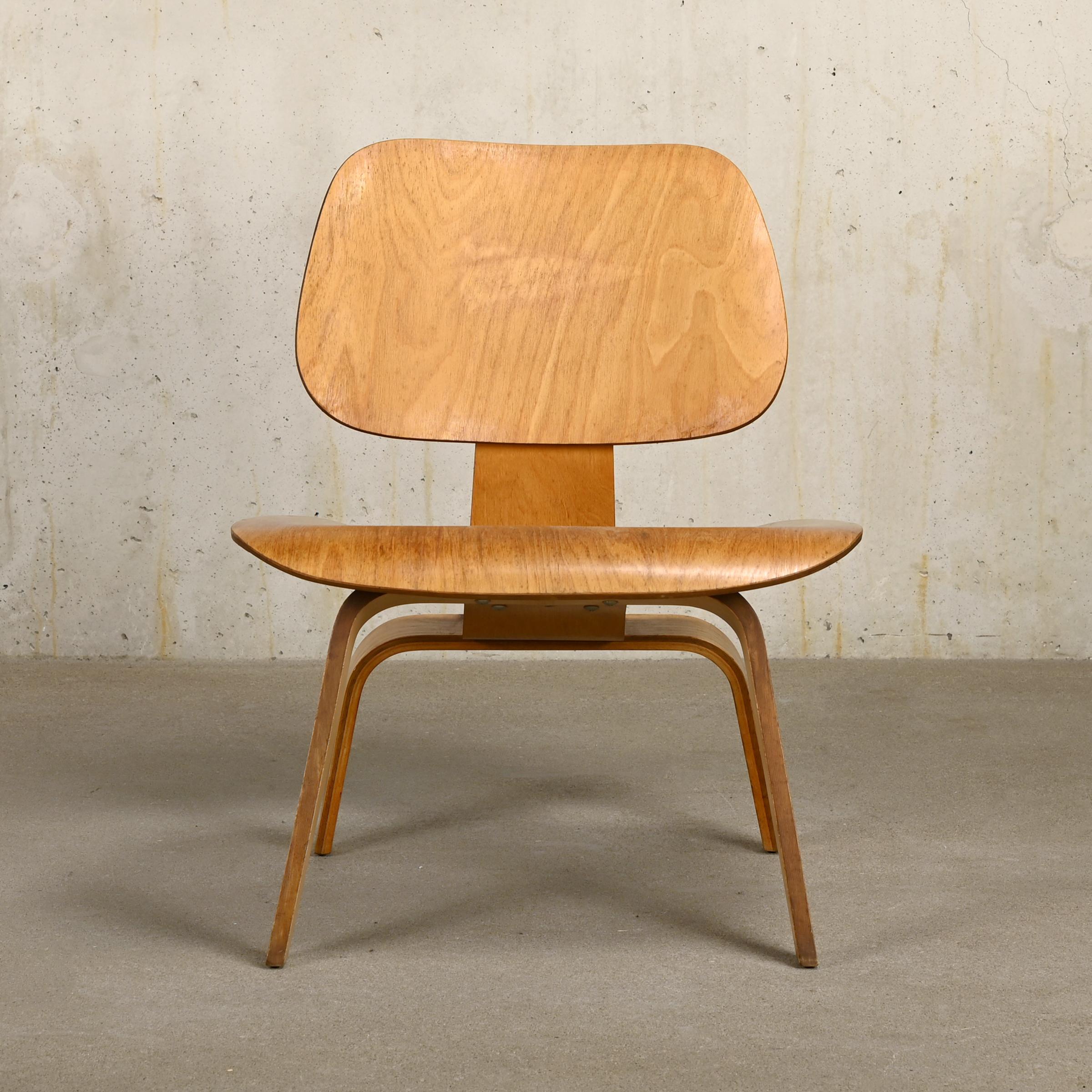 Mid-20th Century Charles & Ray Eames vintage LCW Lounge Chair in Ash Plywood for Herman Miller