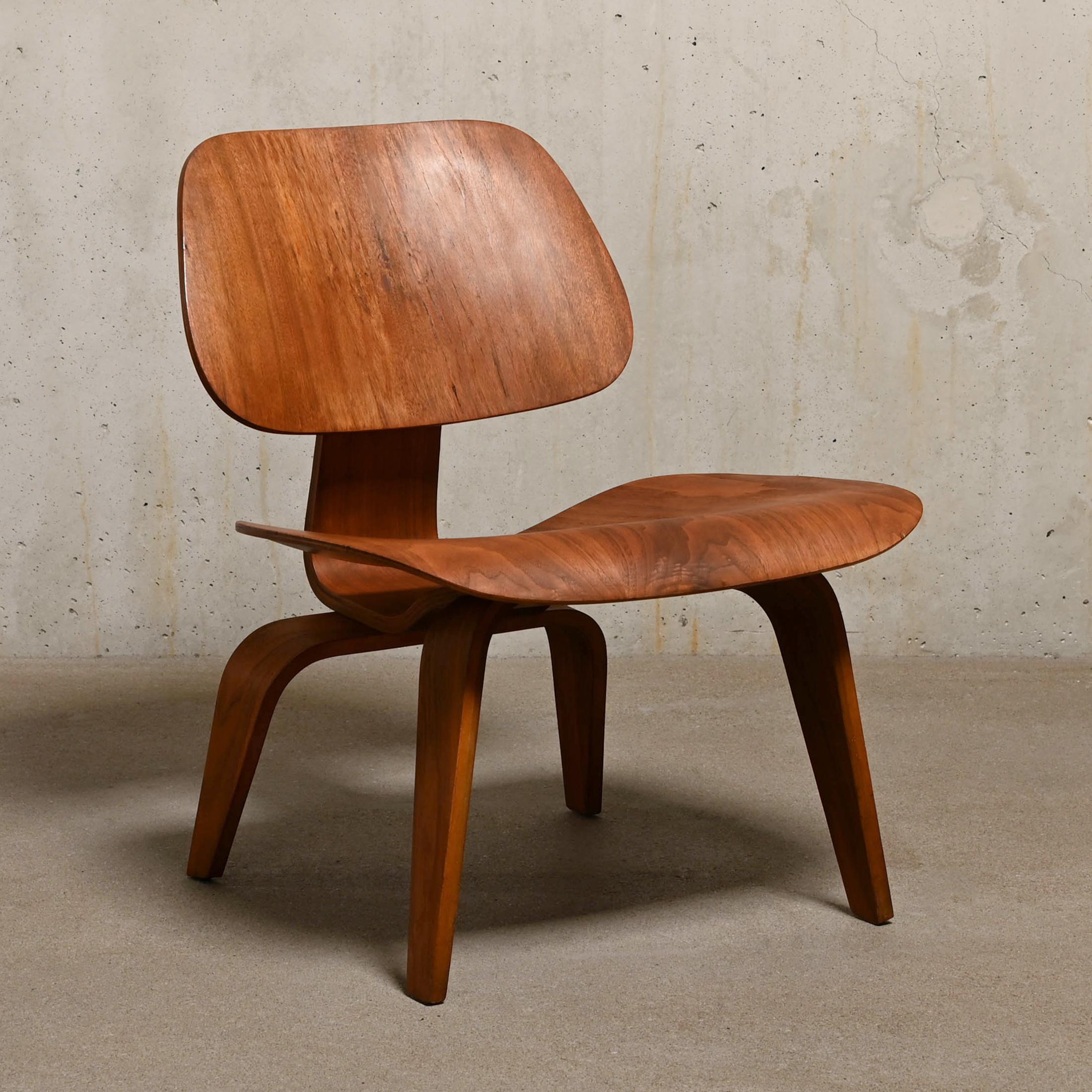 Iconic LCW lounge chair in walnut plywood. The veneer and chair is in good condition with nice patina and wood grain. Light signs of wear. The chair has been restored and refinished. Early Herman Miller edition after they took over the production