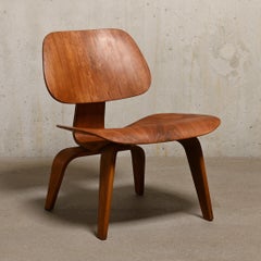 Charles & Ray Eames Vintage LCW Lounge Chair in Walnut Plywood for Herman Miller