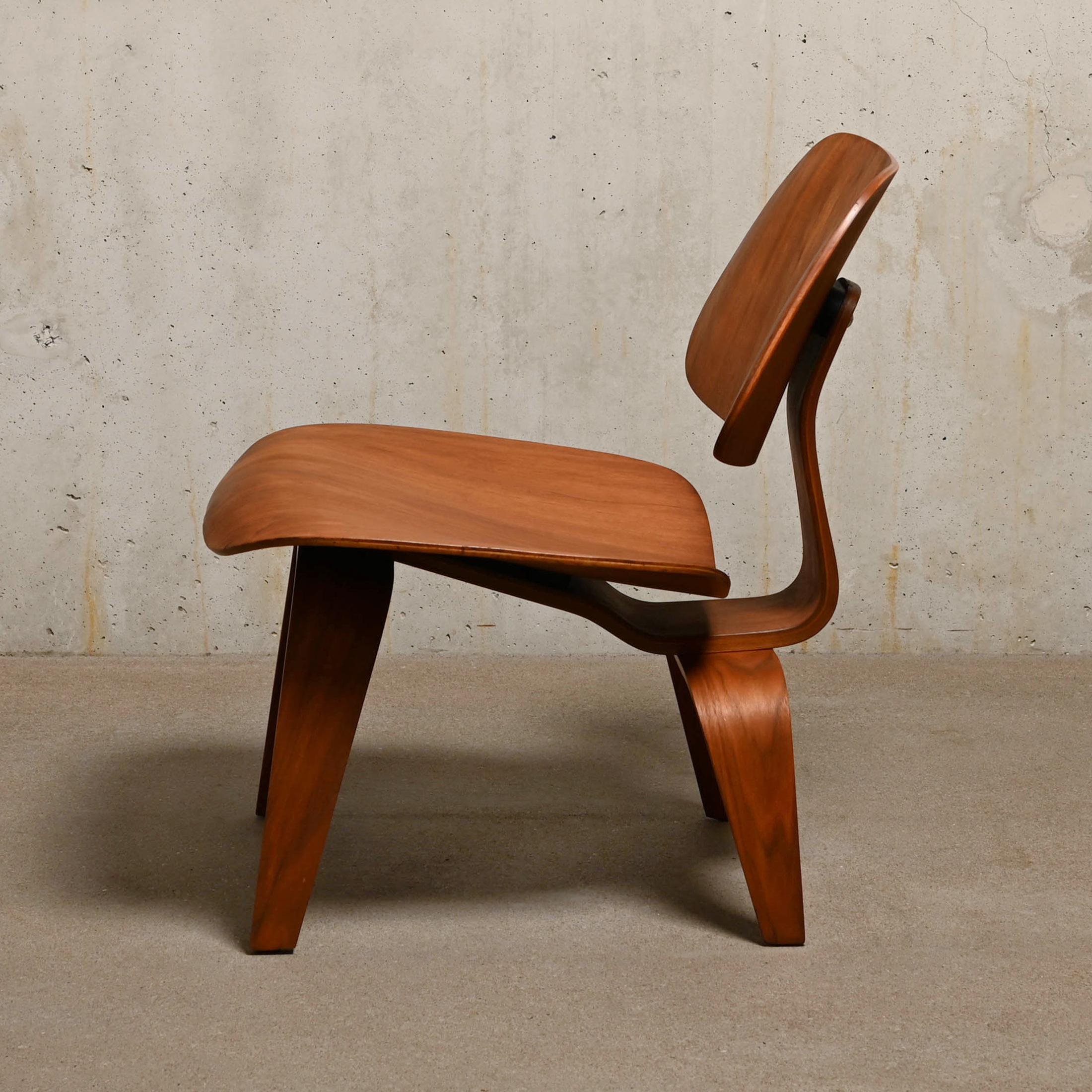 Mid-Century Modern Charles & Ray Eames Vintage LCW Lounge Chair in Walnut Plywood for Herman Miller
