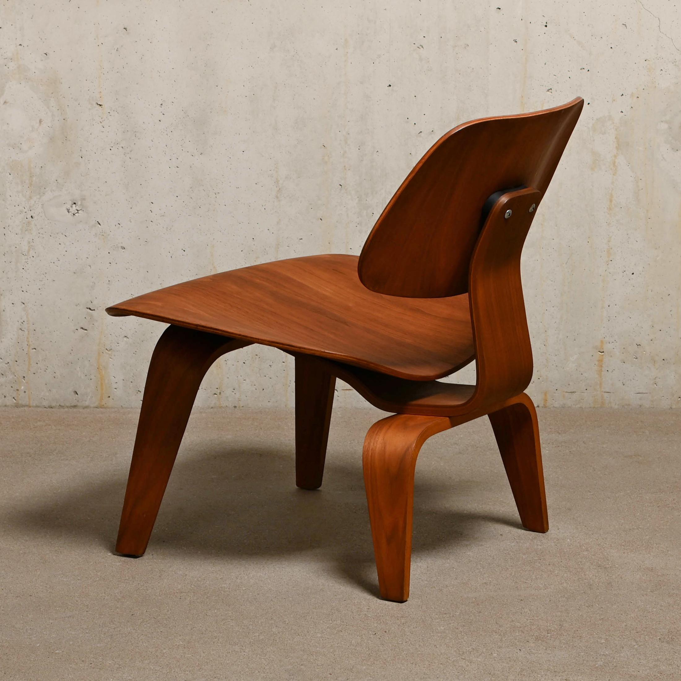 American Charles & Ray Eames Vintage LCW Lounge Chair in Walnut Plywood for Herman Miller