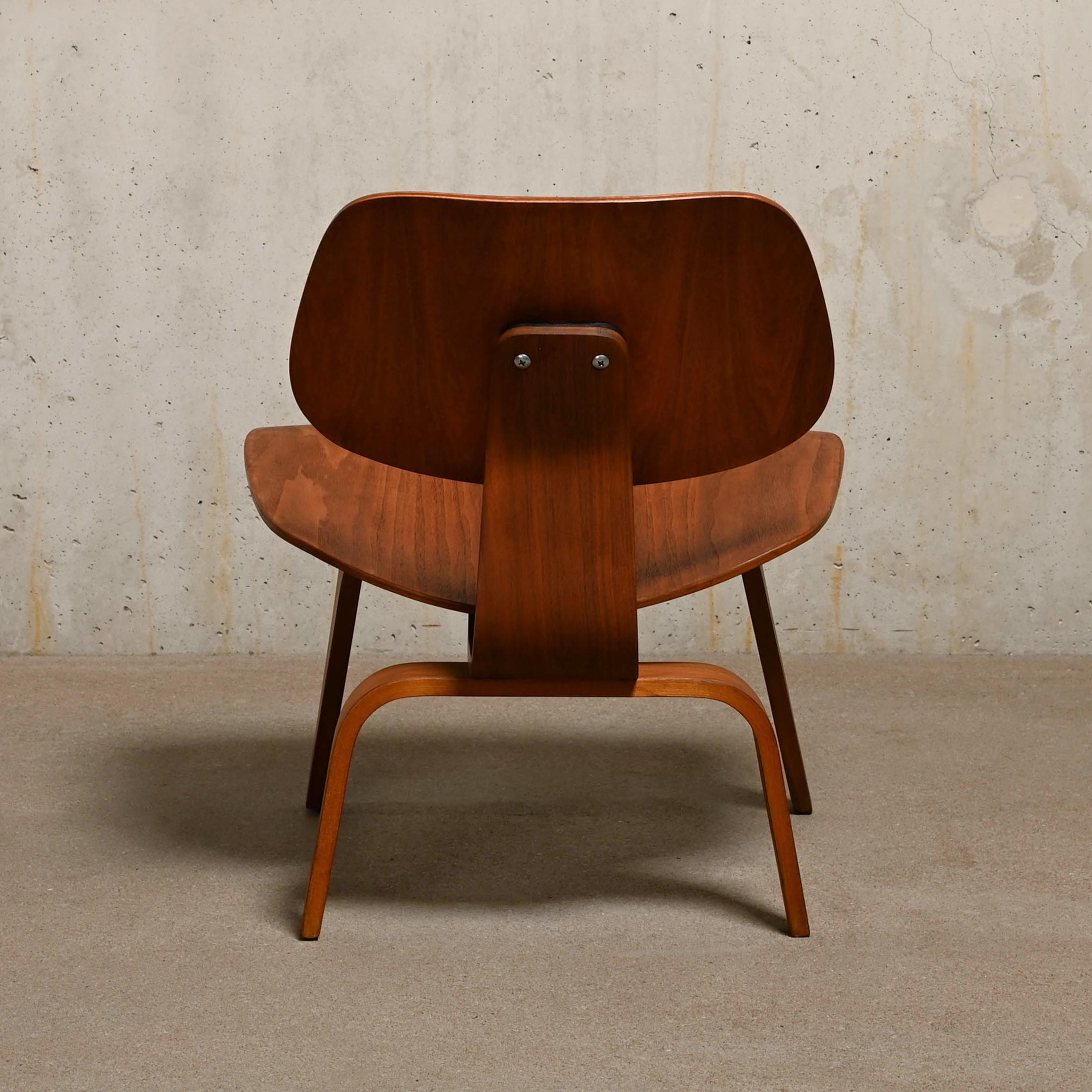 Charles & Ray Eames Vintage LCW Lounge Chair in Walnut Plywood for Herman Miller In Good Condition In Amsterdam, NL