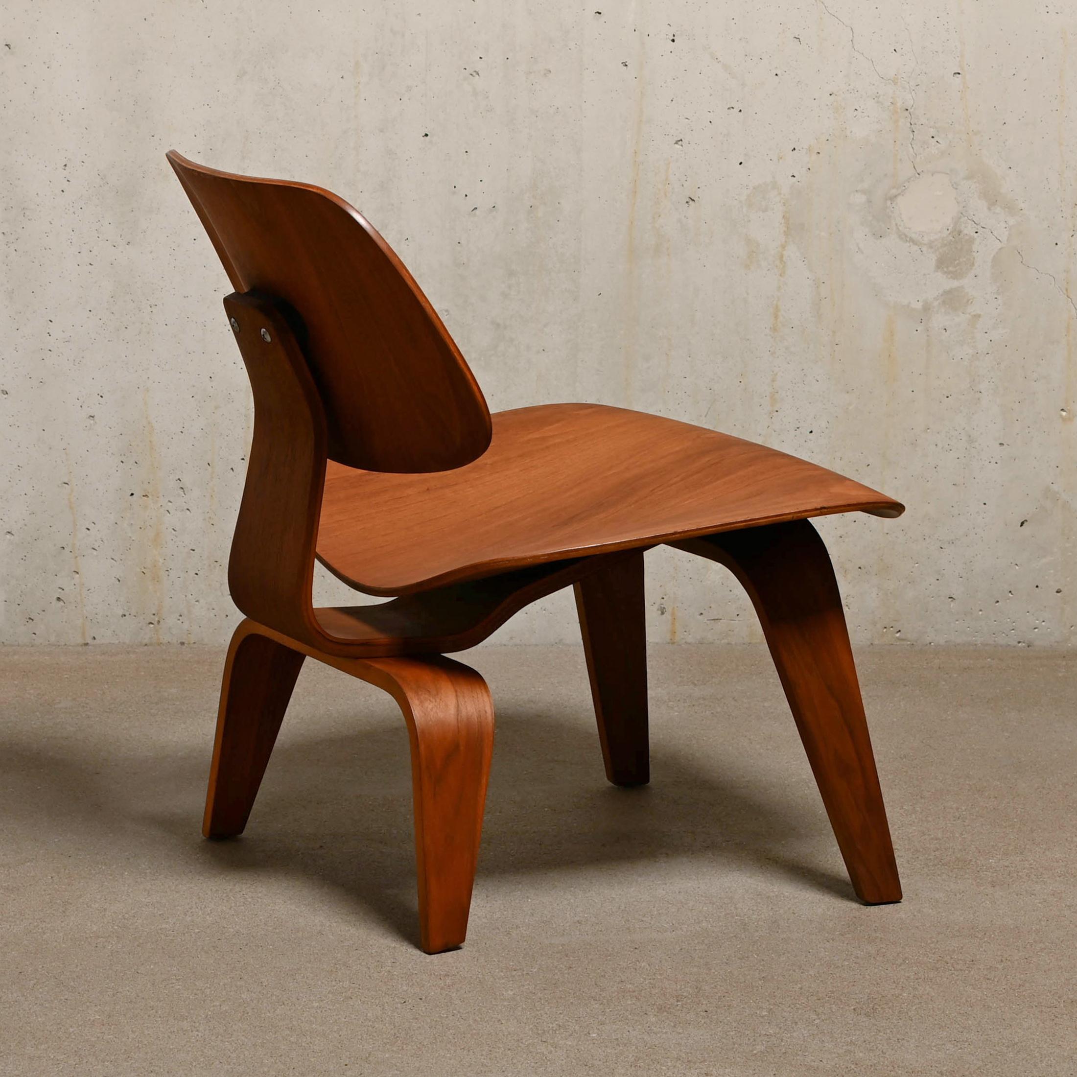 Mid-20th Century Charles & Ray Eames Vintage LCW Lounge Chair in Walnut Plywood for Herman Miller