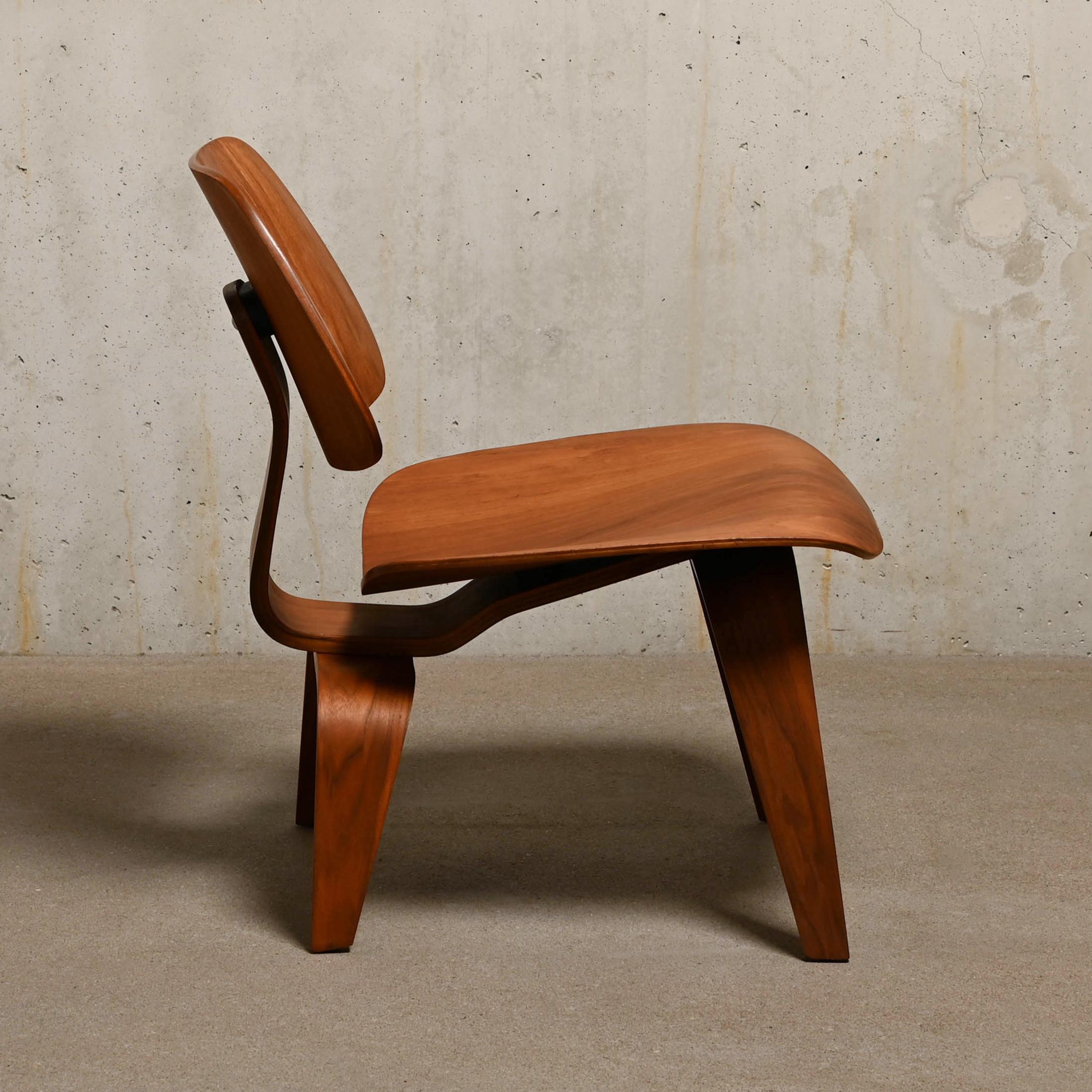 Rubber Charles & Ray Eames Vintage LCW Lounge Chair in Walnut Plywood for Herman Miller