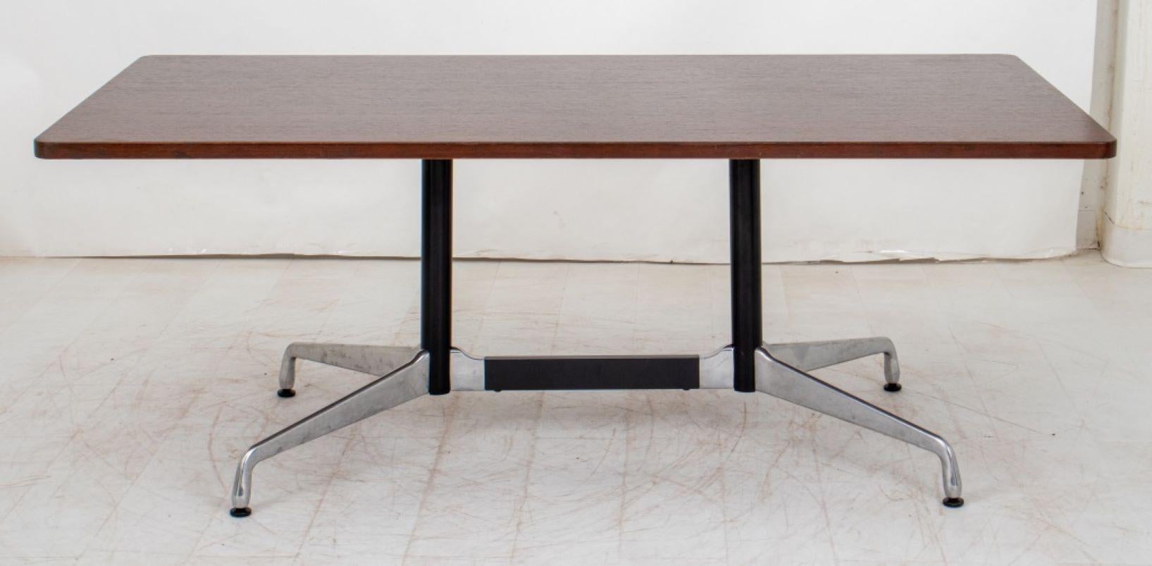 Charles und Ray Eames für Herman Miller Mid-Century Modern Rectangular Walnut Top Dining or Conference Table, auf Aluminiumsockel mit vier Füßen, Eames Label auf der Unterseite der Tischplatte. 27,75