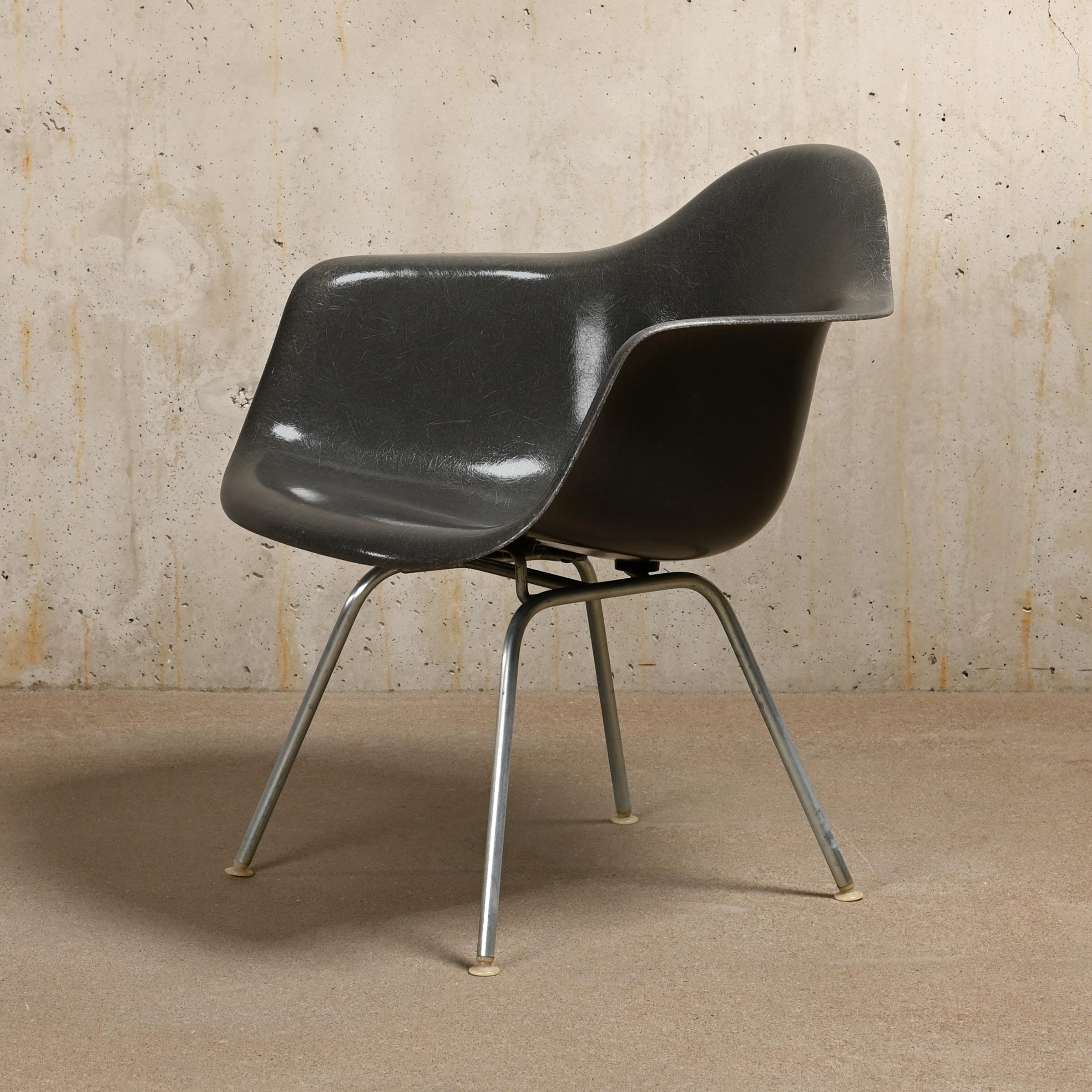 Iconic armchair designed by Charles and Ray Eames for Herman Miller. Molded fiberglass shell in Elephant Hide Grey and assembled on a medium height H-base (MAX) in zinc plated steel. The chair is in very good vintage condition with small signs of