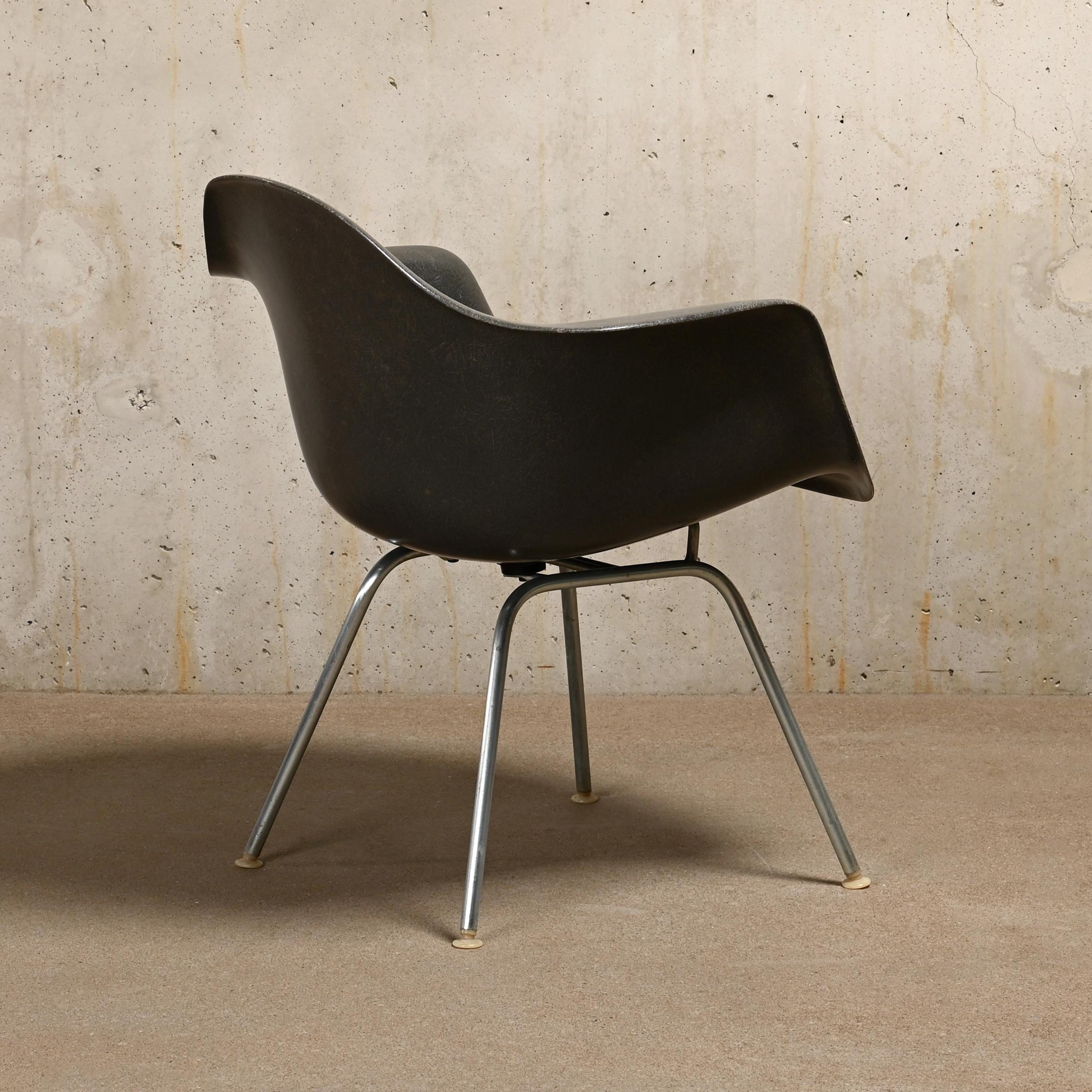 Charles & Ray Eames Max Armchair Elephant Hide Grey Fiberglass for Herman Miller In Good Condition In Amsterdam, NL