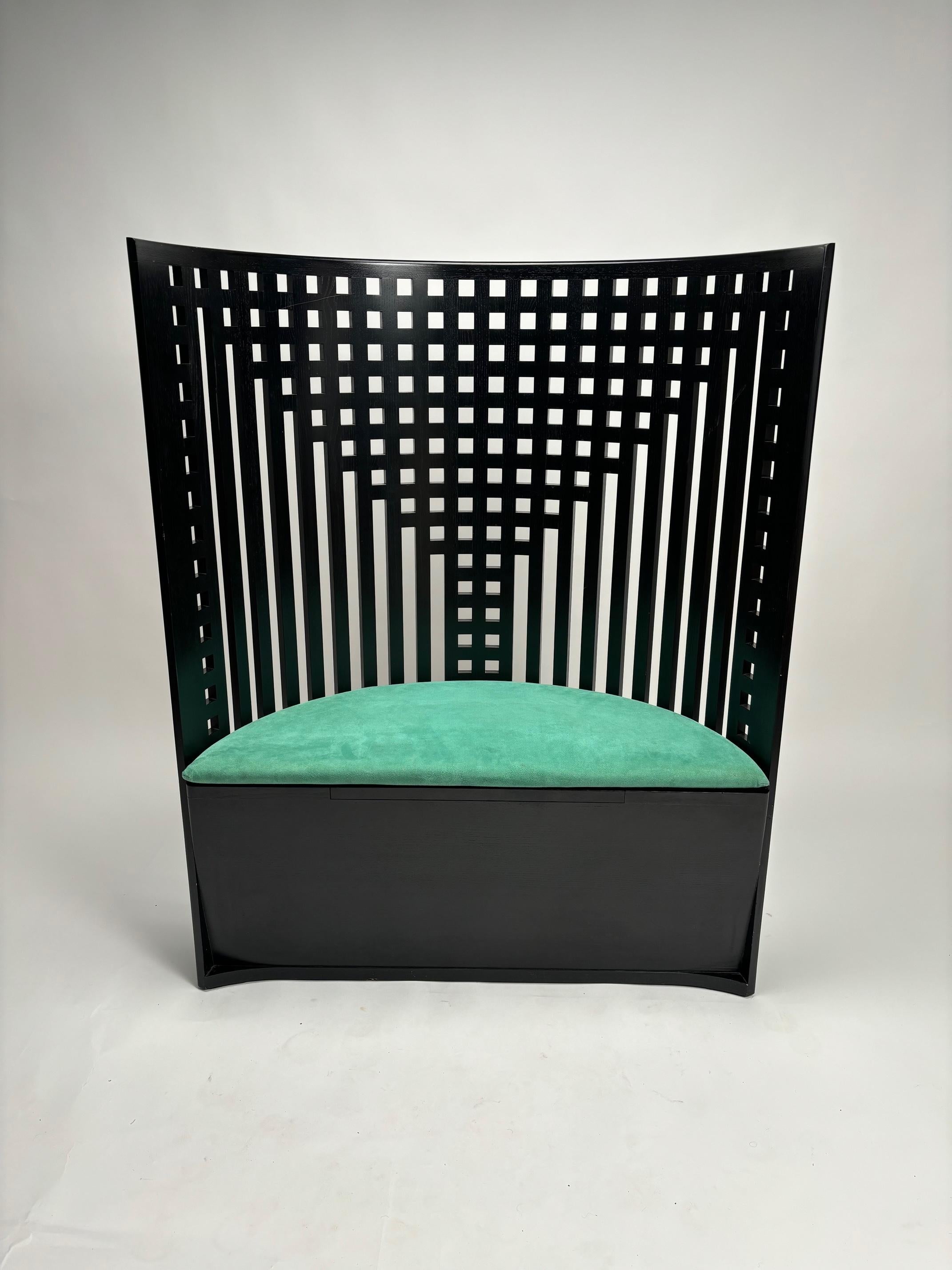 Sillón Trono diseñado por Charles Rennie Mackintosh en 1904. Relanzada en 1973. Modelo autentificado y sellado.

Fabricado por Cassina en Italia.  Este sillón con forma de trono es una nueva iteración del modelo que CRM donó, en 1904, a los 