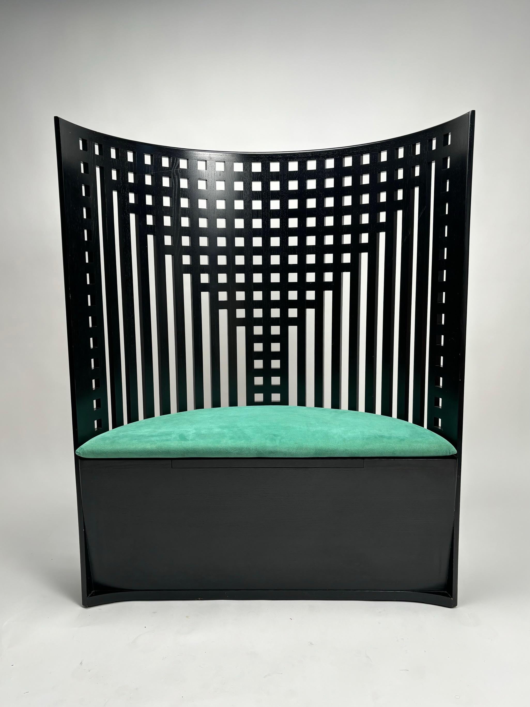 Sillón Trono diseñado por Charles Rennie Mackintosh en 1904. Relanzada en 1973. Modelo autentificado y sellado.

Fabricado por Cassina en Italia.  Este sillón con forma de trono es una nueva iteración del modelo que CRM donó, en 1904, a los 