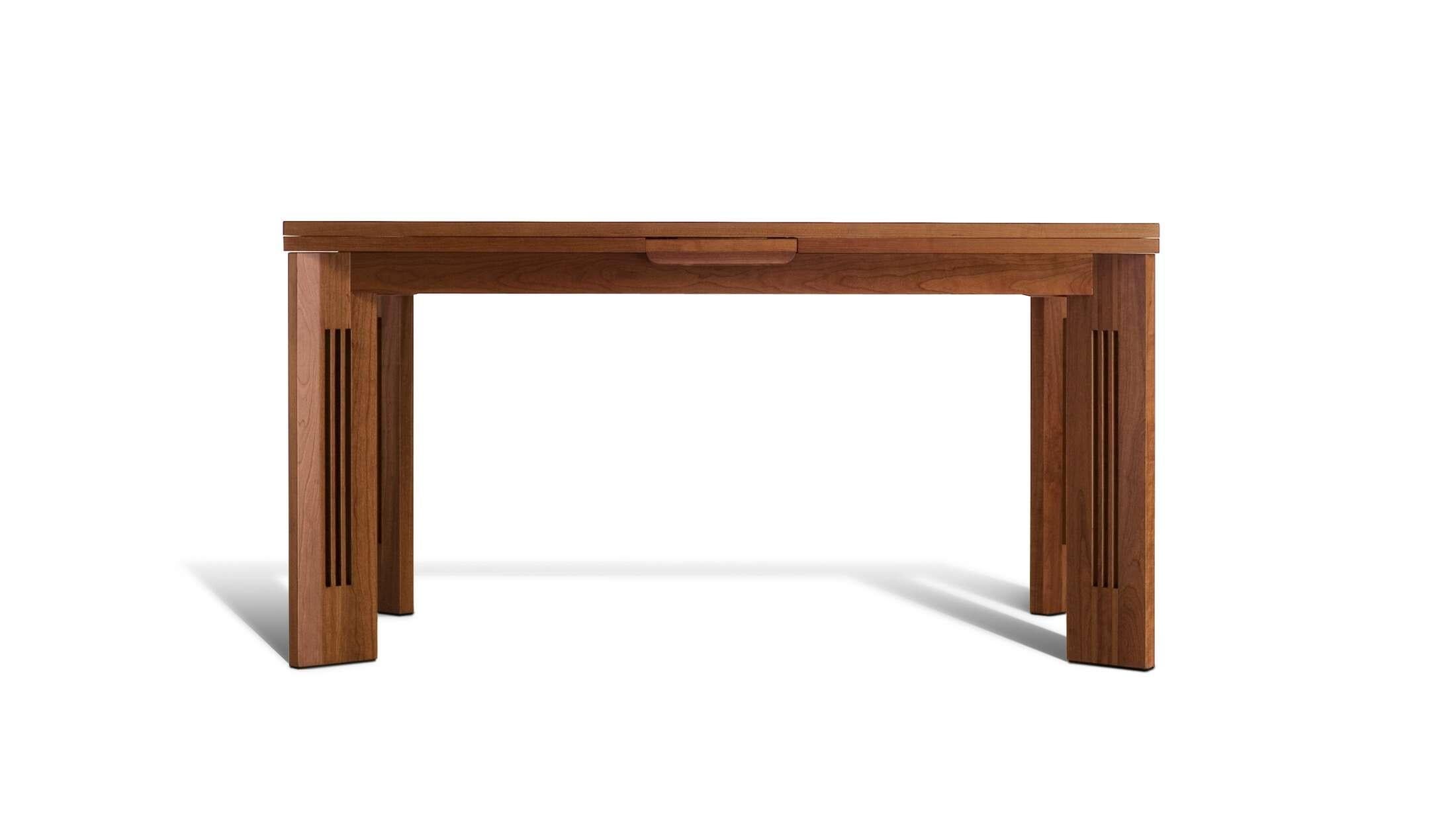 Une table extensible (largeur maximale : 265 cm) en cerisier, illustrant l'équilibre parfait entre le classique et le contemporain, conçue par Charles Rennie Mackintosh en 1905. Le caractère unique de cette table en merisier naturel réside dans le
