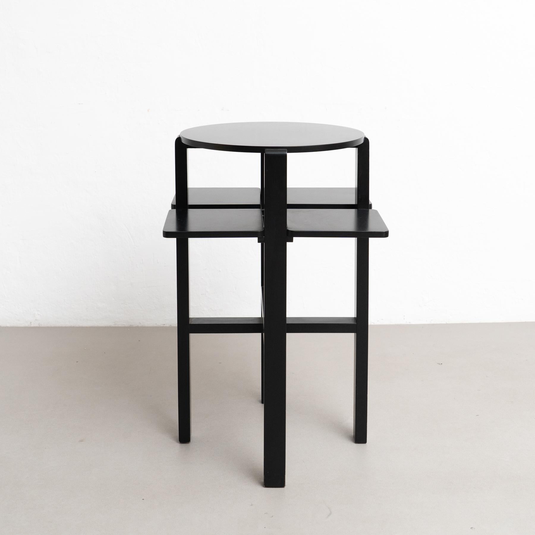 Paire de tables d'appoint domino laquées noires Charles Rennie Mackintosh.

Fabriqué en Espagne, vers 1970.

Dimensions : 
Diam. 59 cm x H 78 cm.

En état d'origine, avec une usure mineure conforme à l'âge et à l'utilisation, préservant une belle