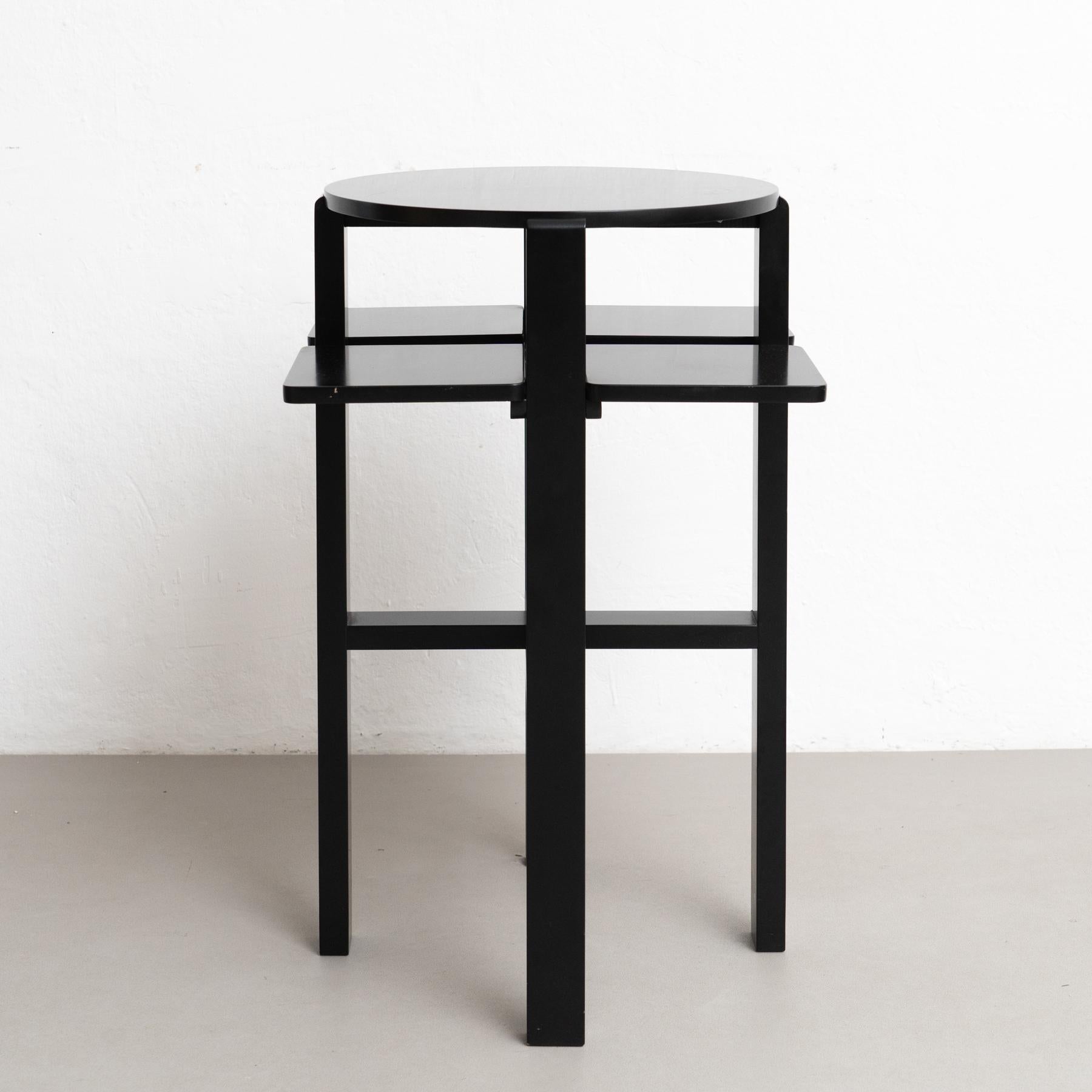 Pareja de mesas auxiliares de dominó Charles Rennie Mackintosh lacadas en negro.

Fabricado en España, hacia 1970.

Dimensiones: 
Diám. 59 cm x A 78 cm.

En su estado original, con pequeños desgastes propios de la edad y el uso, conserva una hermosa