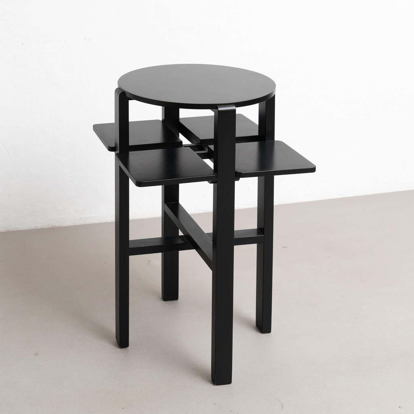 Paire de tables d'appoint domino laquées noires Charles Rennie Mackintosh.

Fabriqué en Espagne, vers 1970.

Dimensions : 
Diam. 59 cm x H 78 cm.

En état d'origine, avec une usure mineure conforme à l'âge et à l'utilisation, préservant une belle