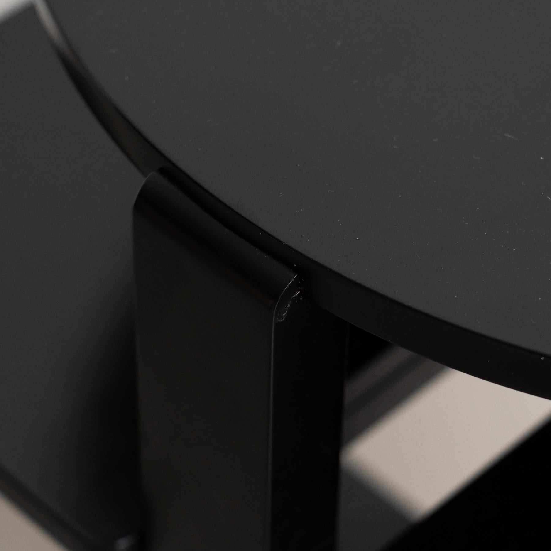 Mesa auxiliar Dominó lacada en negro de Charles Rennie Mackintosh, hacia 1970 Madera en venta