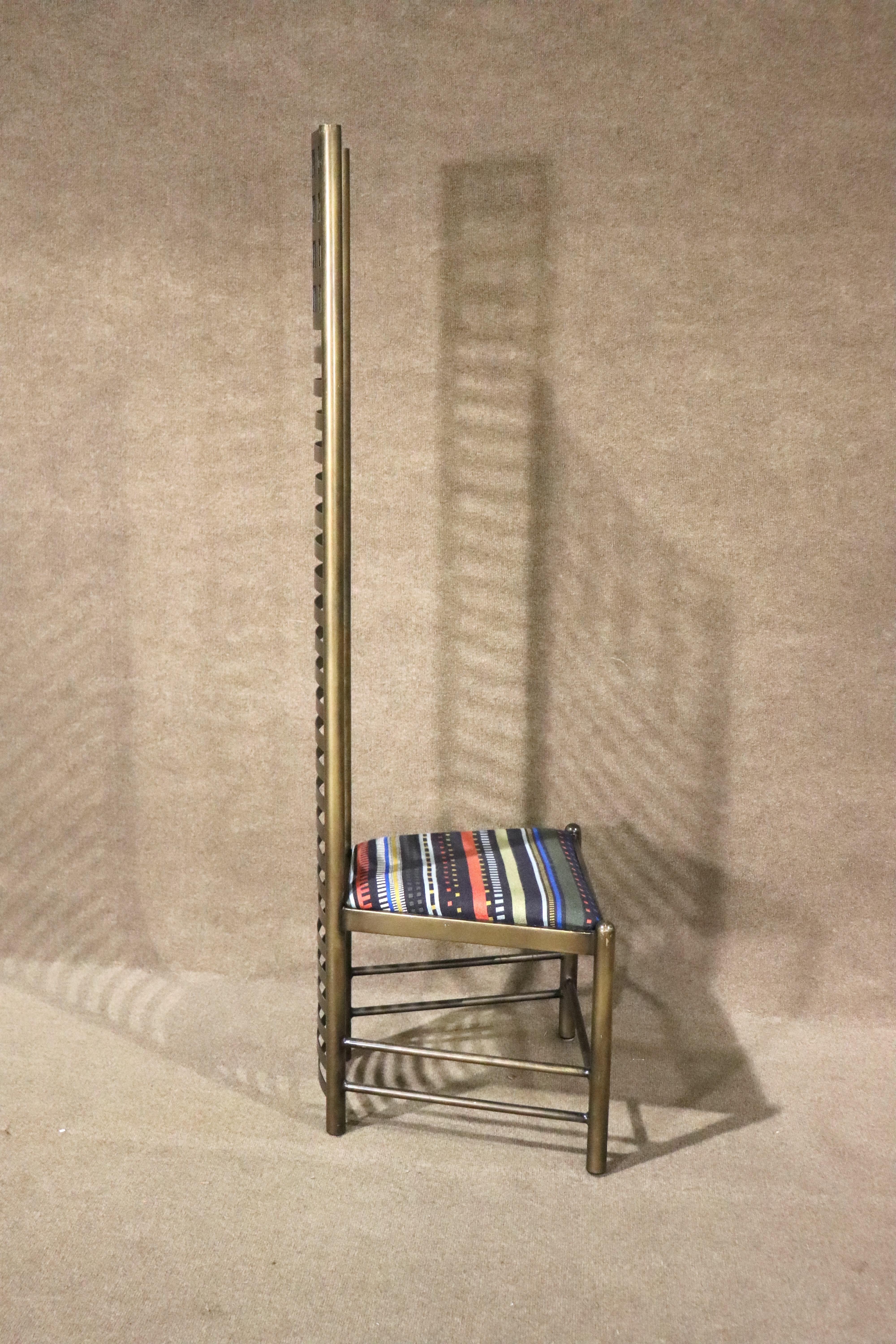 Stuhl mit hoher Rückenlehne, entworfen von Charles Rennie Mackintosh für Cassina. 1902 entworfener und 1973 wieder aufgelegter Stuhl. Hergestellt von Cassina in Italien.
Bitte bestätigen Sie den Standort NY oder NJ