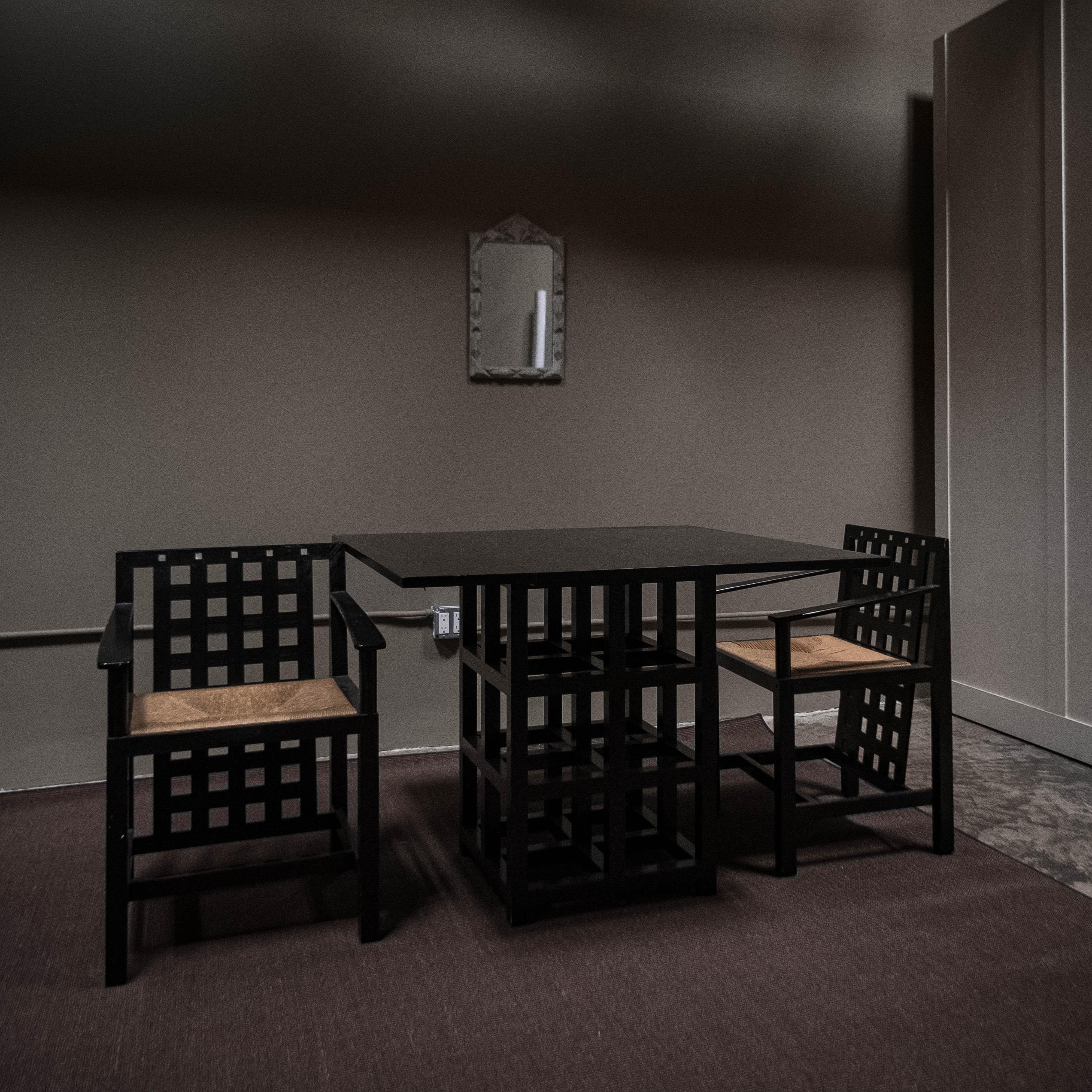 Dieses elegante Set besteht aus vier Esszimmerstühlen und zwei Tischen, die Charles Rennie Mackintosh 1918 für Cassina entworfen hat und die später in den 1970er Jahren hergestellt wurden. Die Konstruktion besteht aus ebonisiertem Holz. Die