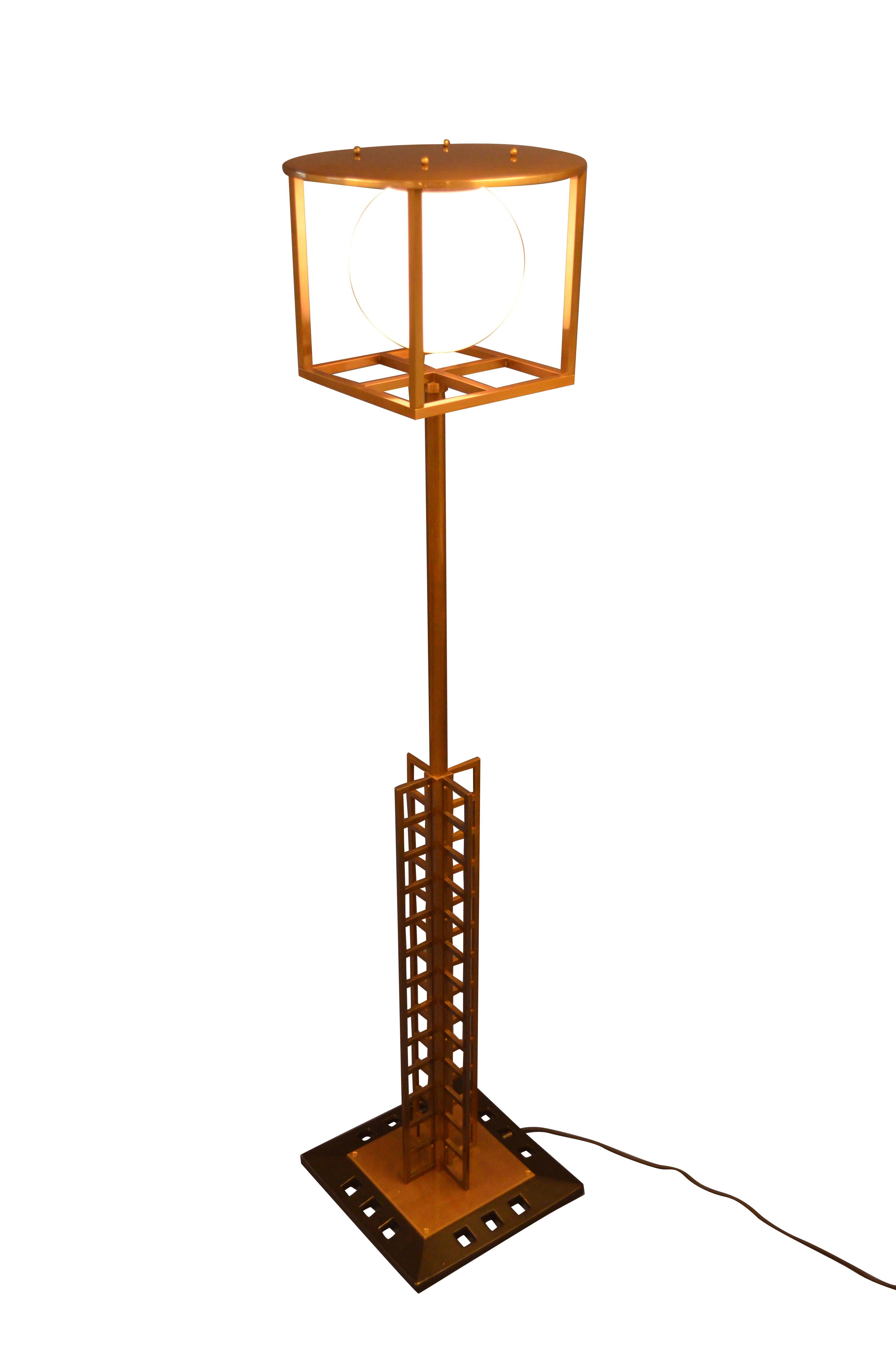 Conçu à l'origine comme lampadaire pour la Glasgow School of Art, ce lampadaire témoigne de la grande influence viennoise, Mackintosh ayant exposé en 1900 avec sa femme Margaret MacDonald à la Sécession viennoise, sous la direction de Josef