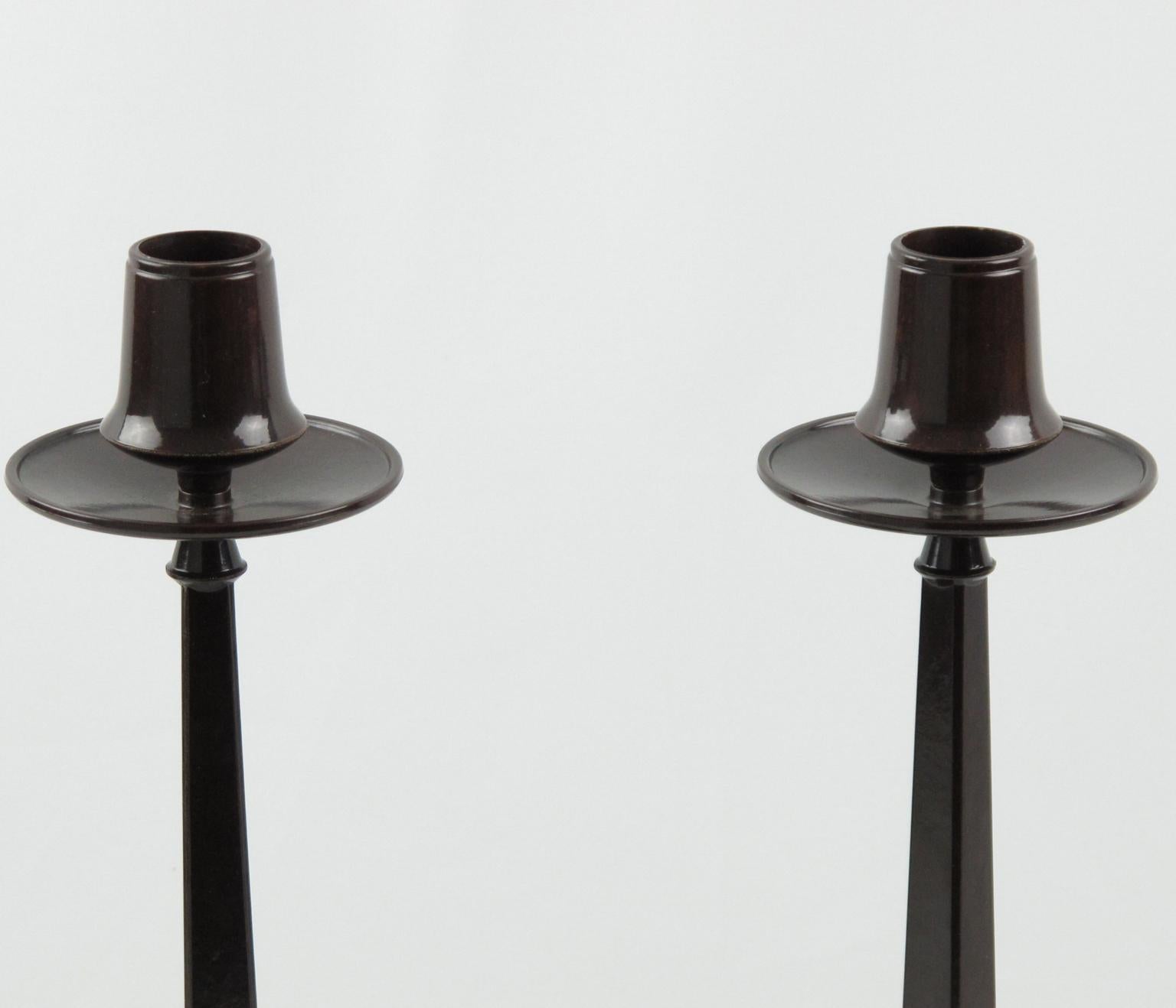 Anglais Paire de bougeoirs en bakélite Art Déco Jugendstil de Charles Rennie Mackintosh en vente