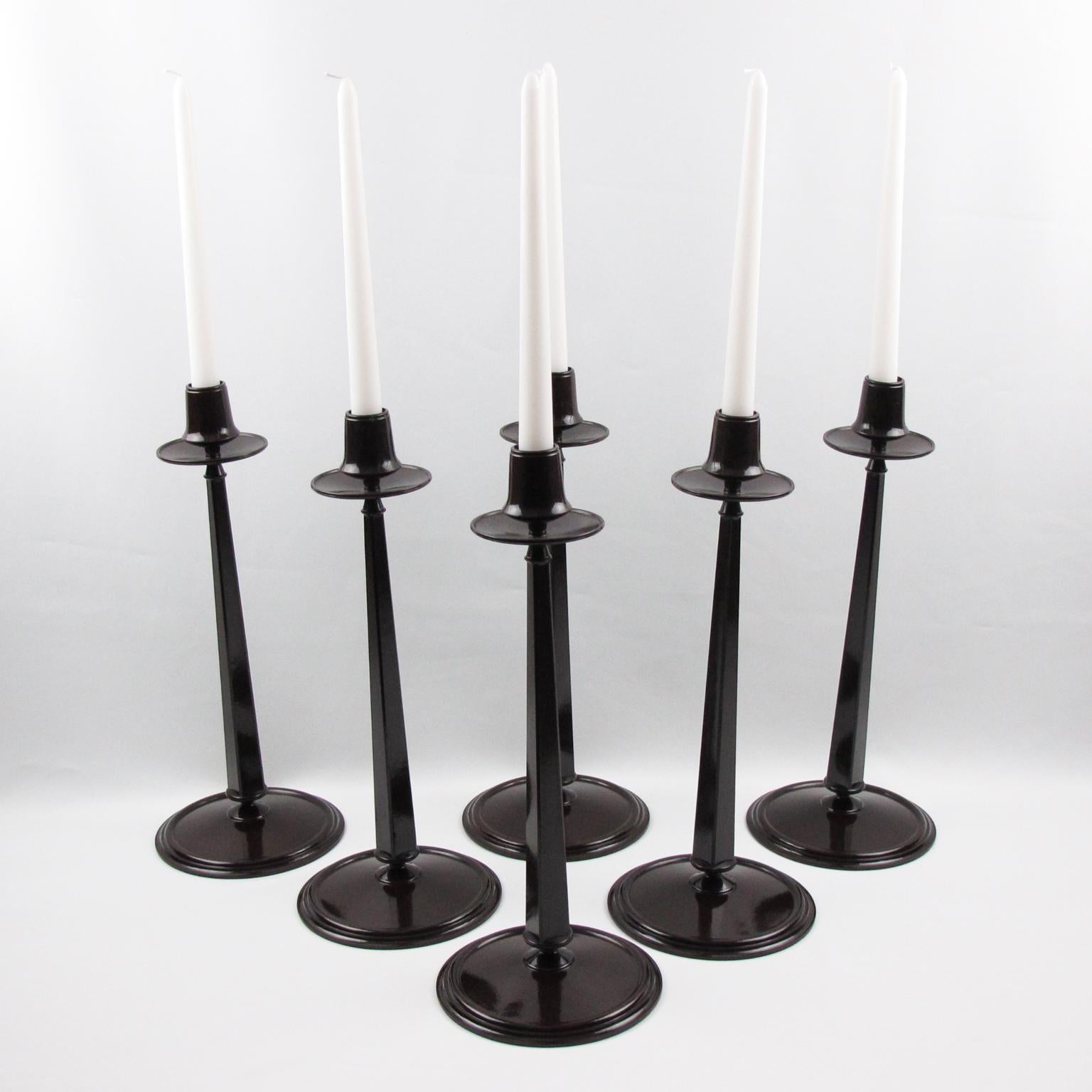 Questo è il pezzo in bachelite più iconico di sempre. Si tratta di un set di sei eleganti candelieri in bachelite Jugendstil dalla forma alta e affusolata. Questi pezzi sono stati prodotti da Linsden Ware, in Inghilterra, alla fine degli anni '20,