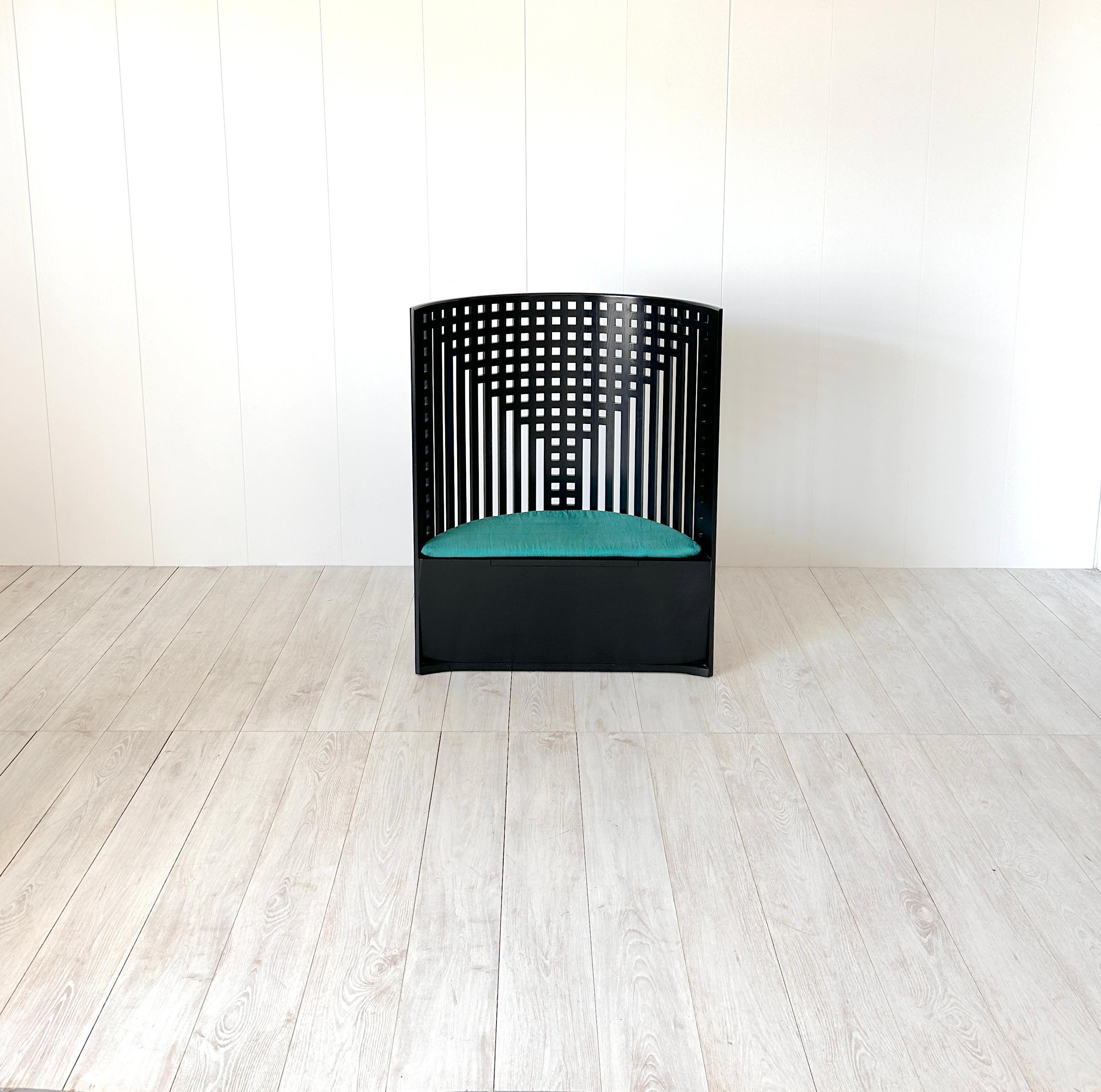 Bellissima poltrona di Charles Rennie Mackintosh, mod Willow, prodotta da Cassina negli anni '70

La poltrona Willow 1 Charles Rennie Mackintosh è una poltrona di aspetto quasi regale: molto simile a un trono, caratterizzata da uno schienale alto di