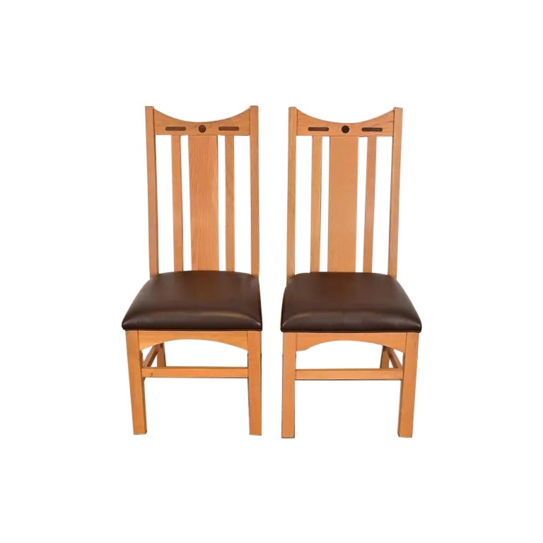 Paire de chaises de salle à manger en Oak marqueté de style Charles Rennie Mackintosh, Arts 
Crafts