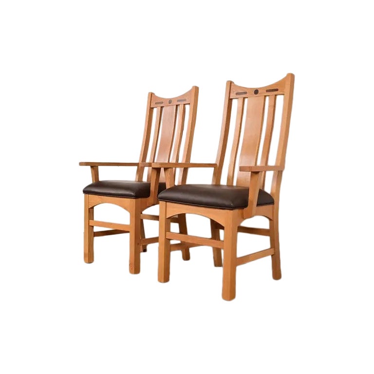 Paire de fauteuils à haut dossier en Oak, style Charles Rennie Mackintosh Arts 
Crafts en vente