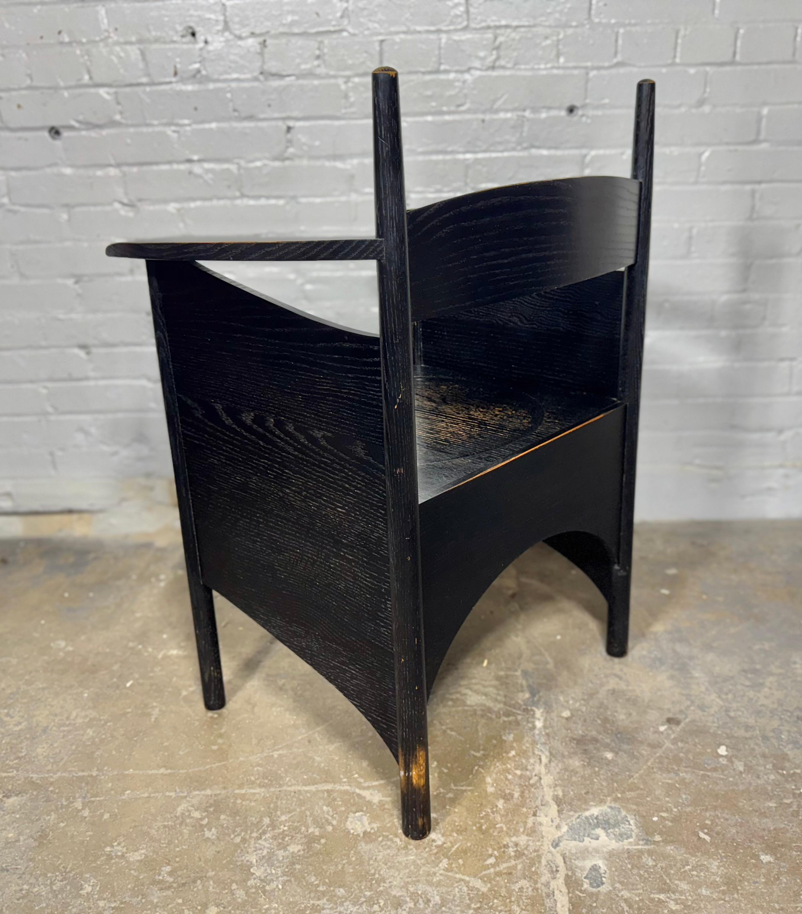 Fauteuil en chêne teinté de style Charles Rennie Mackintosh, salon de thé de la rue Argyle Bon état - En vente à Buffalo, NY