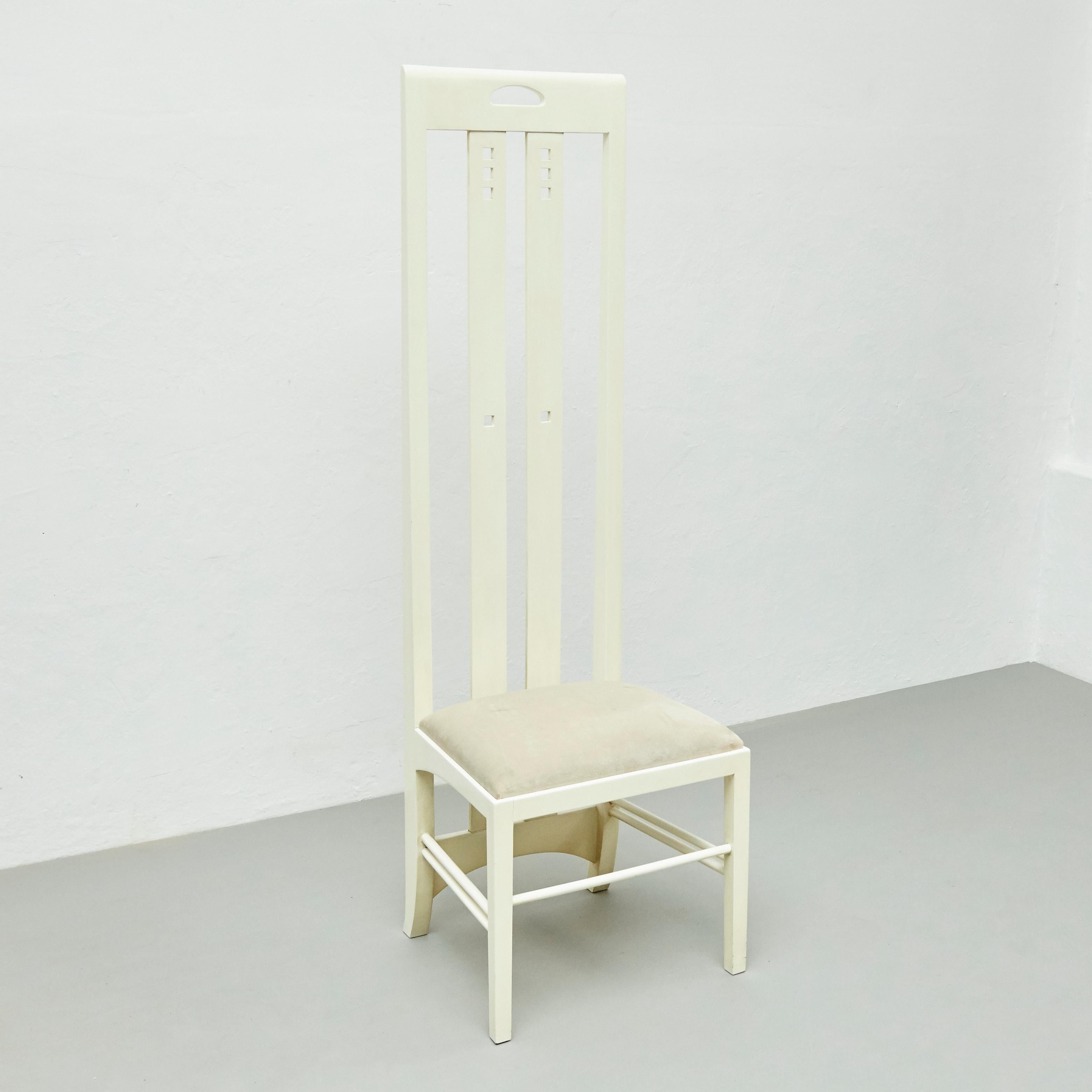 Stuhl, entworfen von Charles Rennie Mackintosh, um 1940.
Von unbekanntem Hersteller, um 1970.

Originaler Zustand mit geringen alters- und gebrauchsbedingten Abnutzungserscheinungen, der eine schöne Patina aufweist.

Material
Weiß lackiertes,