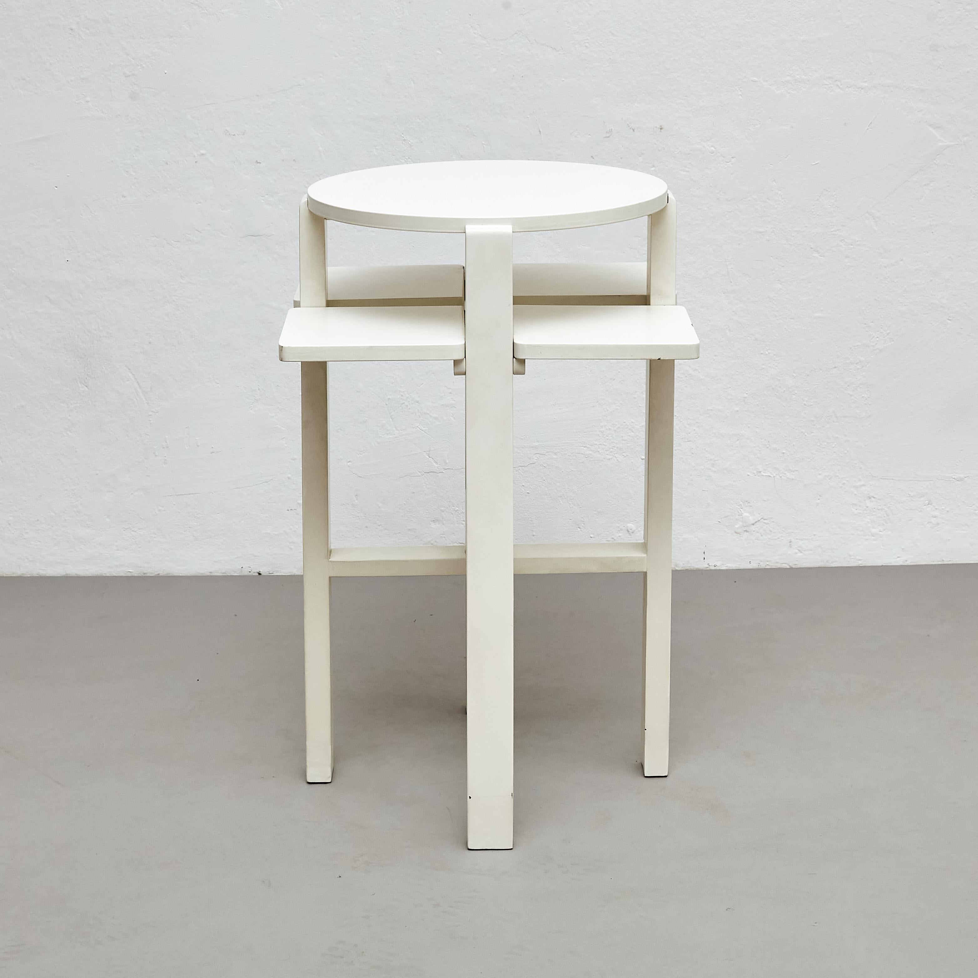 Charles Rennie Mackintosh white lacquered domino side table.

Manufactured Spain, circa 1970.

Dimensions: 
Diam. 59 cm x H 78.5 cm.

In original condition, with minor wear consistent with age and use, preserving a beautiful