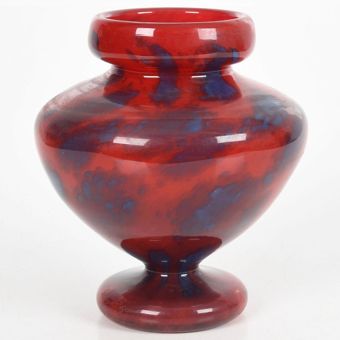 Charles Schneider (1881-1953) Vaso in vetro artistico francese con bordo svasato. Si compone di macchie rosse e blu e marmorizzate in tutto il libro. Passaggio dall'Art Nouveau all'Art Déco.

Piede piedistallo con firma incisa 