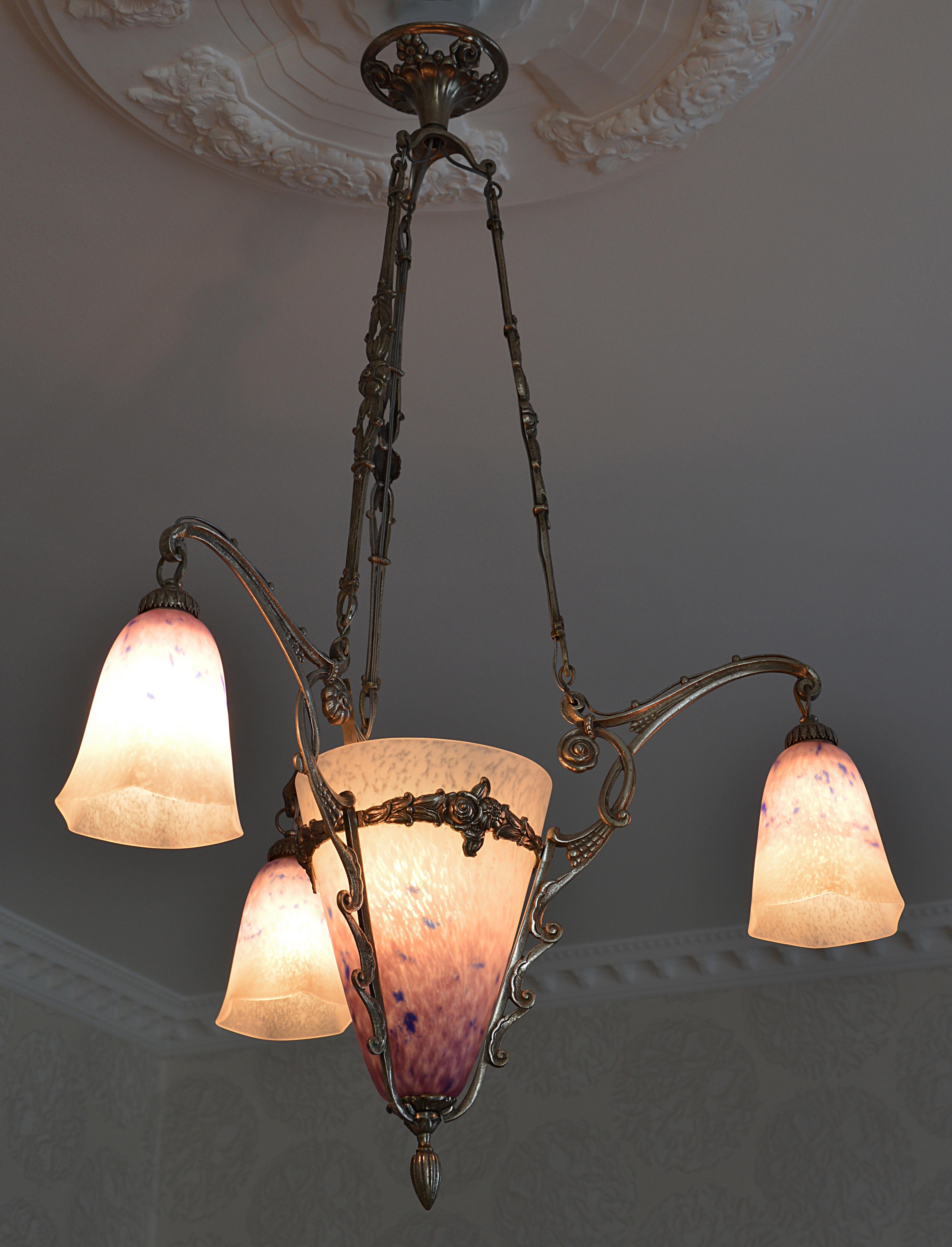 Any fair offer will be examined with the utmost attention, please send a message. French Art Deco chandelier by Charles Schneider, Epinay-sur-Seine (Paris), 1924-1928. Mottled glass shades, powders are applied between two layers that comes hung at