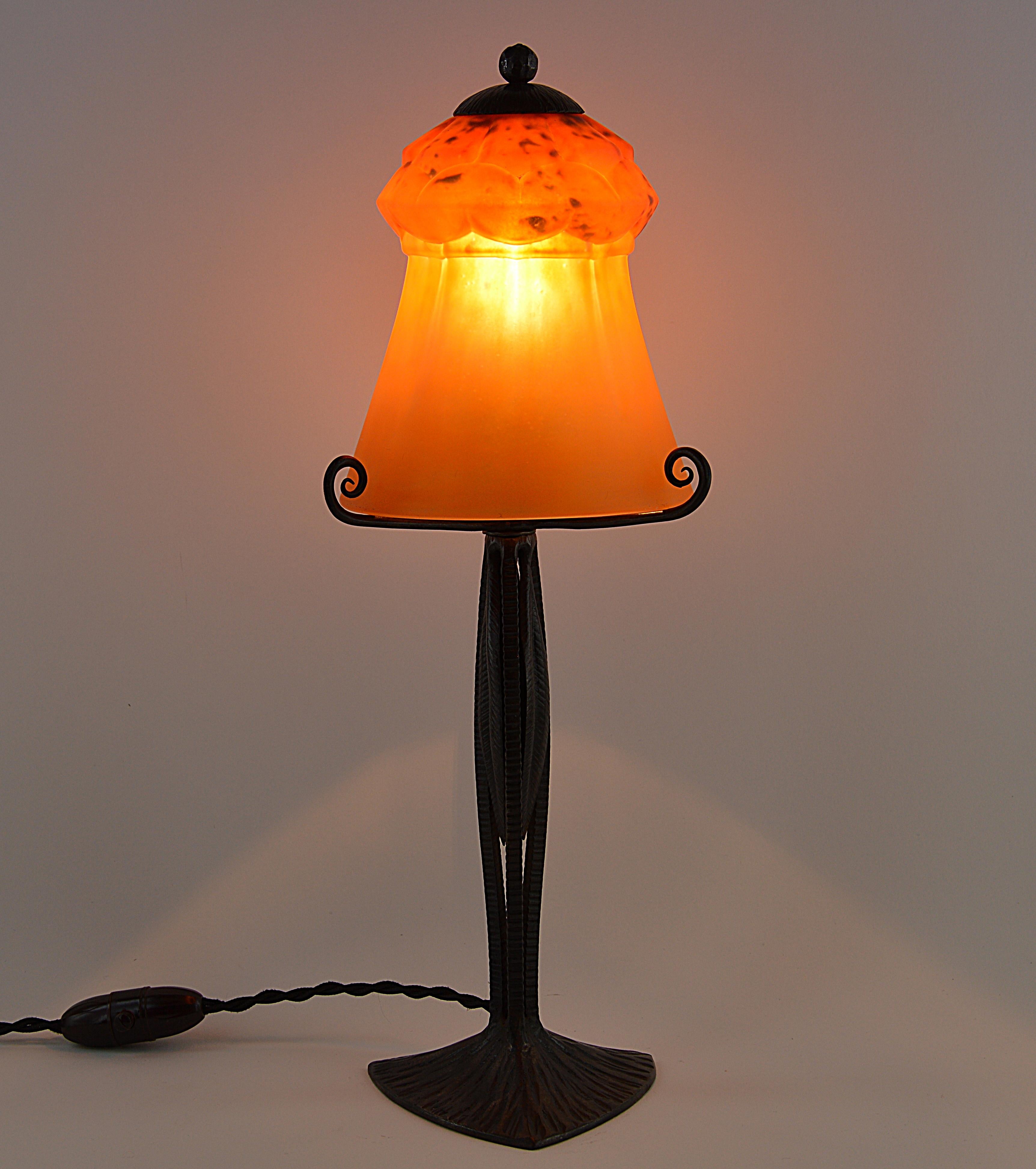 D'une rare élégance. La forme parfaite. Rare lampe de table Art déco française par Charles Schneider (Epinay-sur-Seine, Paris) et Henri Fournet (Lyon), France, années 1920. Ce grand abat-jour en verre moulé soufflé, fabriqué par Charles Schneider,
