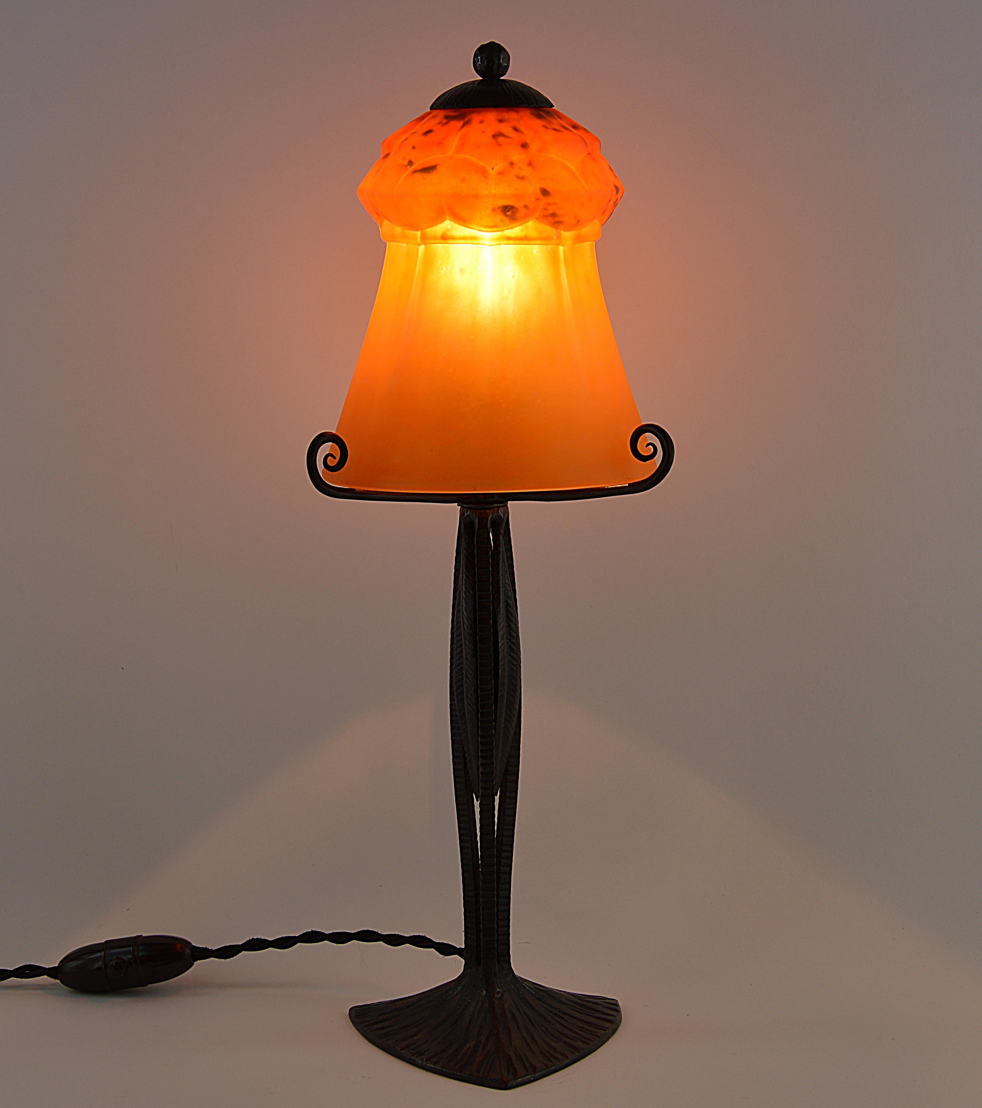 Of rare elegance. The perfect shape. Rare French Art Deco table lamp by Charles Schneider (Epinay-sur-Seine, Paris) and Henri Fournet (Lyon), France, circa 1925. This large blown molded glass shade made by Charles Schneider comes on its original